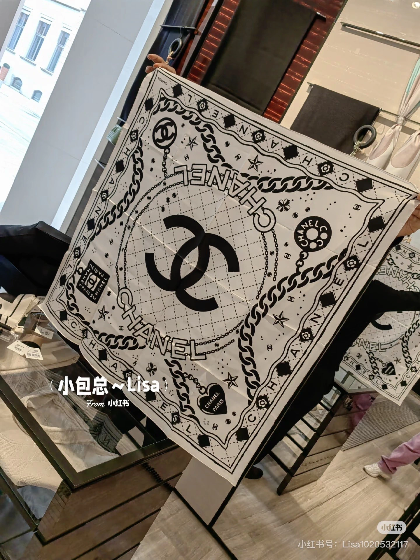 卸 。CHANEL（シャネル） スクエアスカーフ。素材：シルク。サイズ：90×90cm。首元や肩掛けなど幅広いスタイリングに使いやすいデザインです