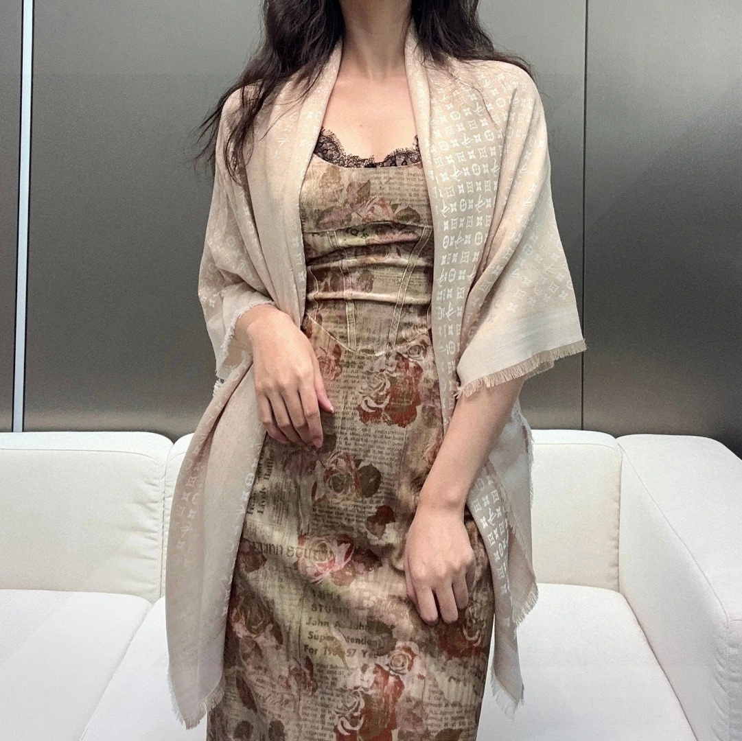 卸 。Louis Vuitton（ルイ・ヴィトン / LV） ショール。モデル：16。素材：ウール50%・シルク50%。仕様：ジャカード・Monogram。首元や肩掛けなど幅広いスタイリングに使いやすいデザインです