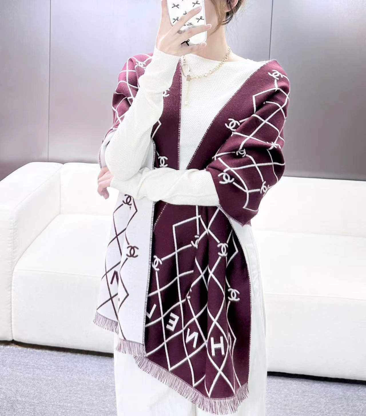 卸 。CHANEL（シャネル） ショール。素材：ウール。カラー：ブラック・レッド・ベージュ。仕様：ジャカード・巻き・肩掛けの2WAY。サイズ：190×45cm。首元や肩掛けなど幅広いスタイリングに使いやすいデザインです