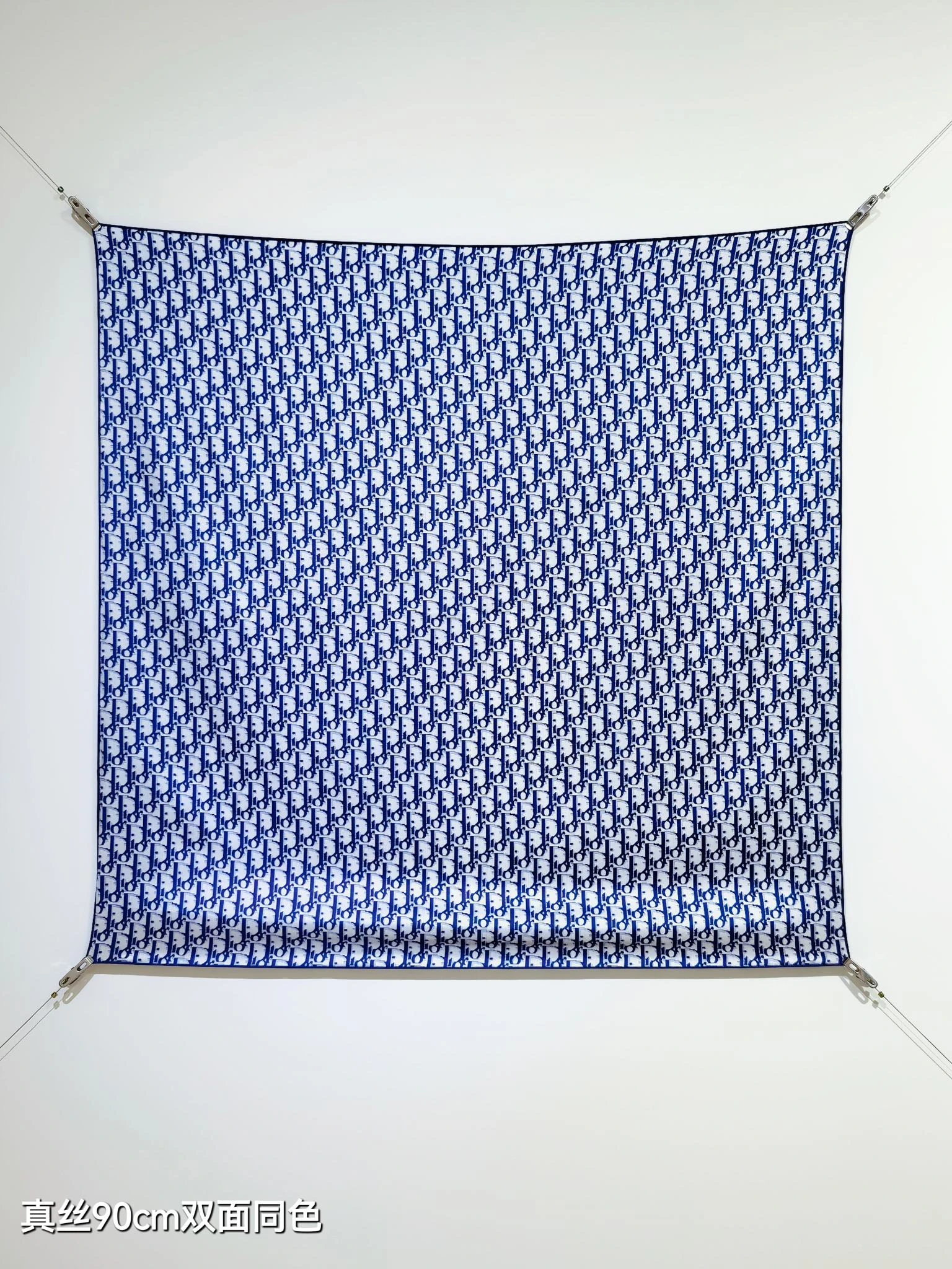 卸 。Dior（ディオール） マフラー／ショール。素材：シルク。仕様：リバーシブル。サイズ：90×90cm。首元や肩掛けなど幅広いスタイリングに使いやすいデザインです