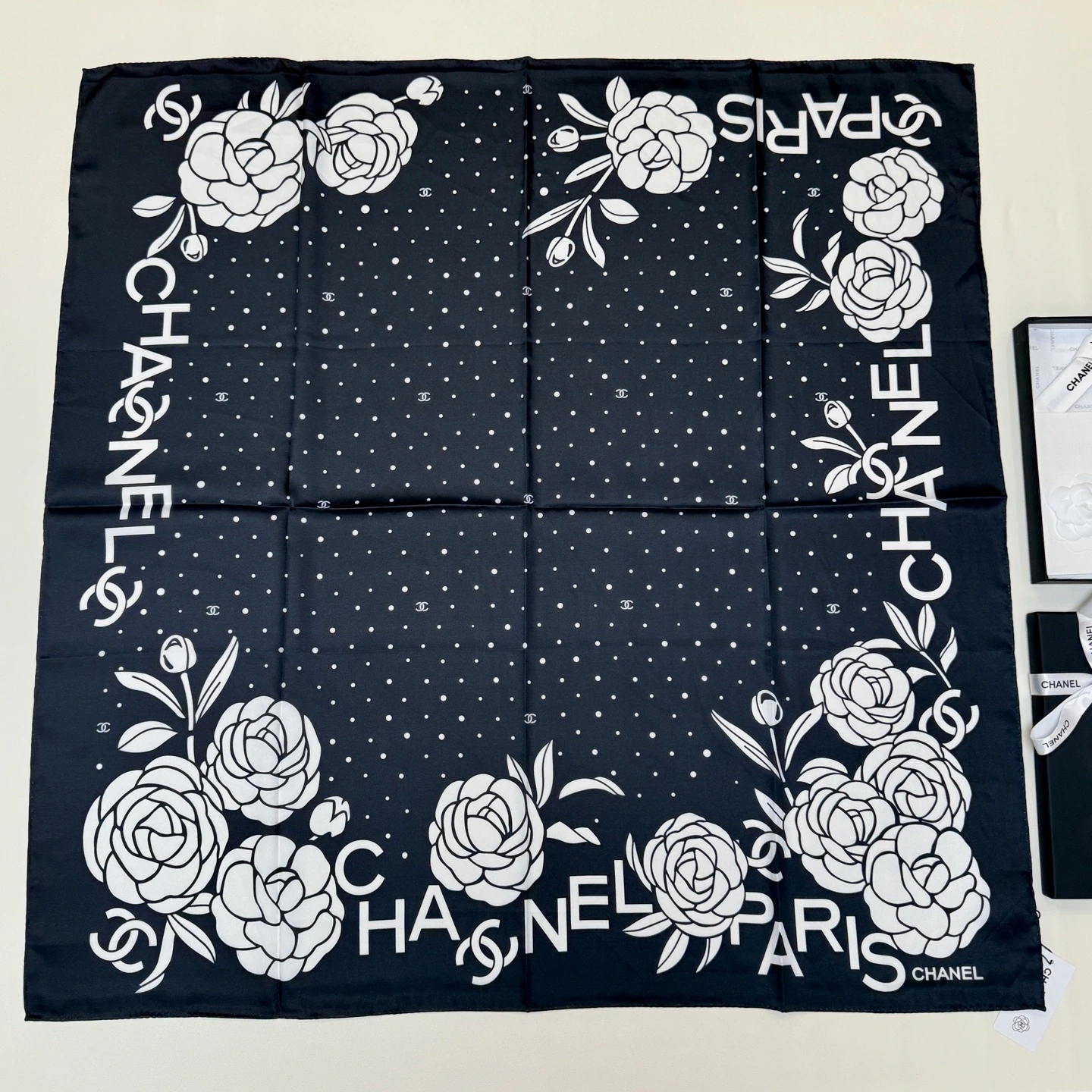 卸 。CHANEL（シャネル） スクエアスカーフ。素材：シルク。サイズ：90×90cm。首元や肩掛けなど幅広いスタイリングに使いやすいデザインです