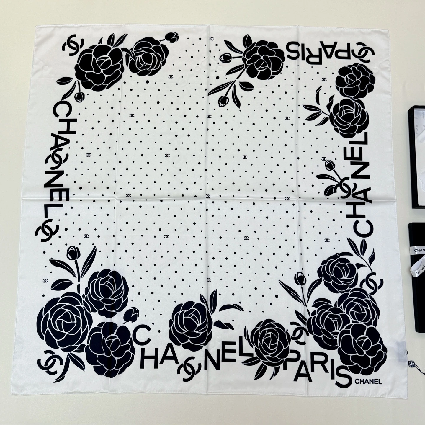 卸 。CHANEL（シャネル） スクエアスカーフ。素材：シルク。サイズ：90×90cm。首元や肩掛けなど幅広いスタイリングに使いやすいデザインです