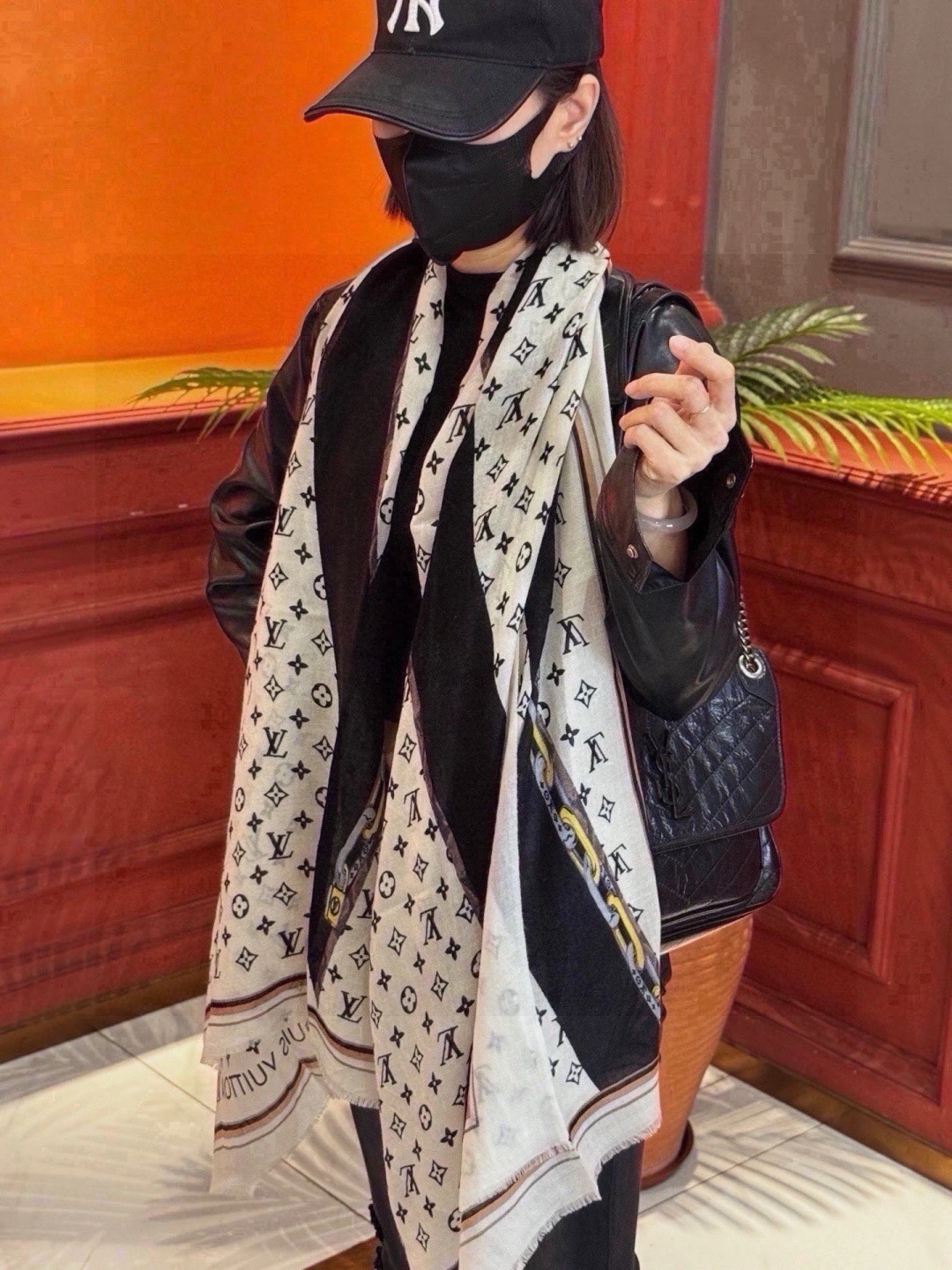 卸 。Louis Vuitton（ルイ・ヴィトン / LV） マフラー。素材：カシミヤ。仕様：Monogram。サイズ：100×200cm。ポイント：新作。首元や肩掛けなど幅広いスタイリングに使いやすいデザインです