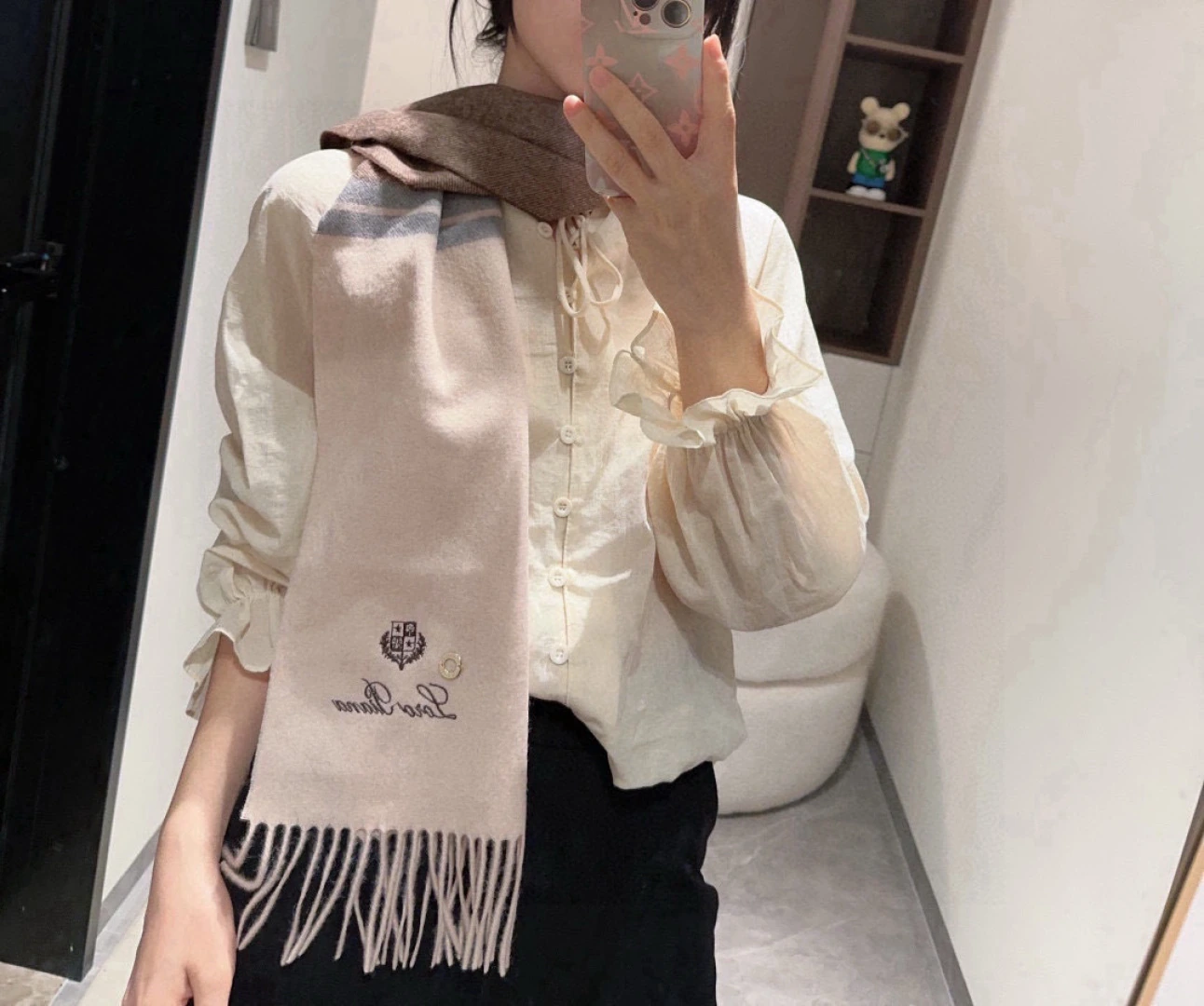 卸 。Loro Piana(ロロ・ピアーナ) ショール。素材:カシミヤ100%。仕様:チェック柄・巻き・肩掛けの2WAY。サイズ:30×180cm。ポイント:上質仕様。首元や肩掛けなど幅広いスタイリングに使いやすいデザインです