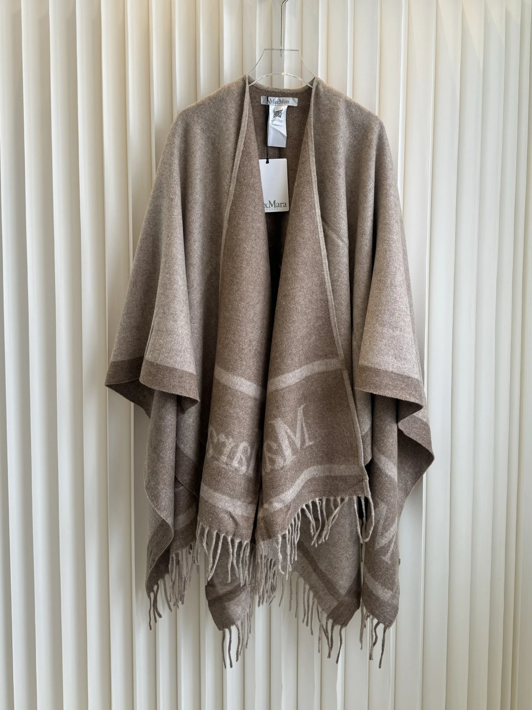 卸 。Max Mara(マックスマーラ) ケープ。素材:カシミヤ。仕様:リバーシブル。サイズ:140×140cm。羽織りやショール感覚で使え、秋冬のスタイリングに合わせやすいデザインです