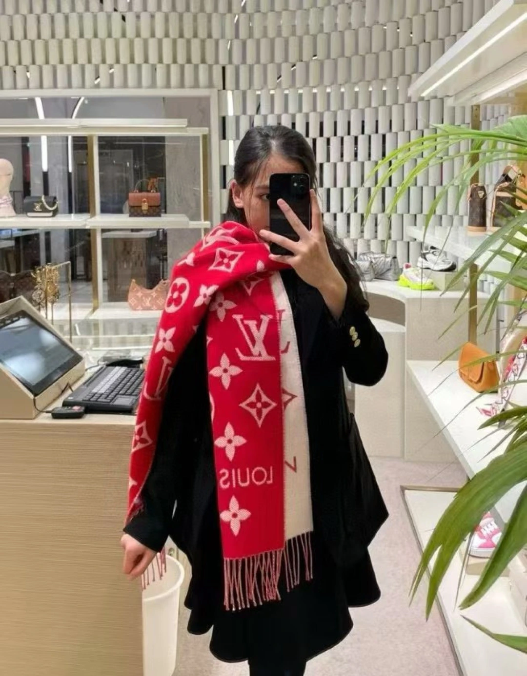 Louis Vuitton(ルイ・ヴィトン / LV) マフラー/ショール。素材:ウール100%。仕様:フリンジ・Monogram。サイズ:186×34cm。首元や肩掛けなど幅広いスタイリングに使いやすいデザインです