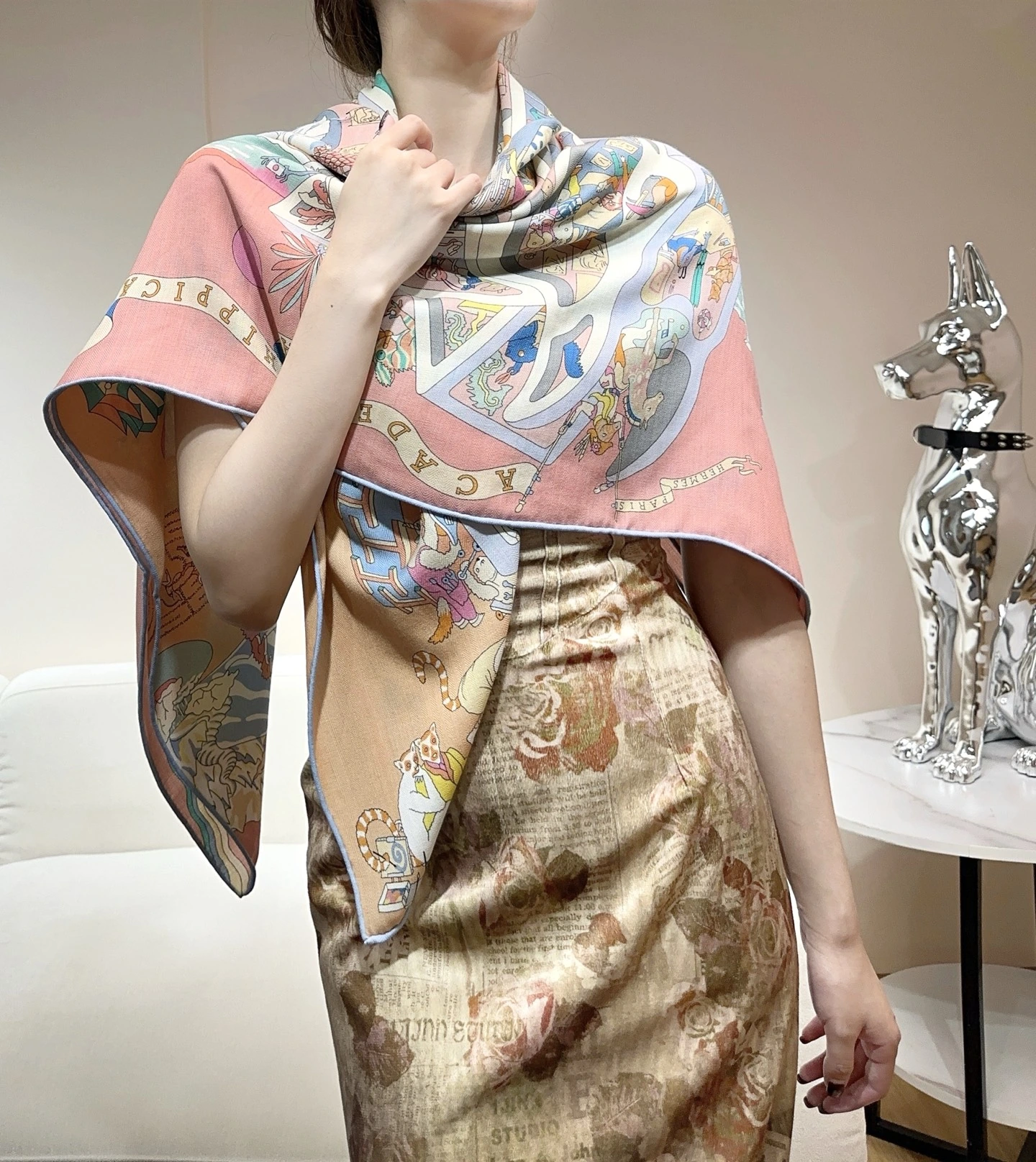 卸 。HERMÈS（エルメス） ショール。素材：シルク30%・ウール70%。仕様：リバーシブル。サイズ：135×135cm。首元や肩掛けなど幅広いスタイリングに使いやすいデザインです