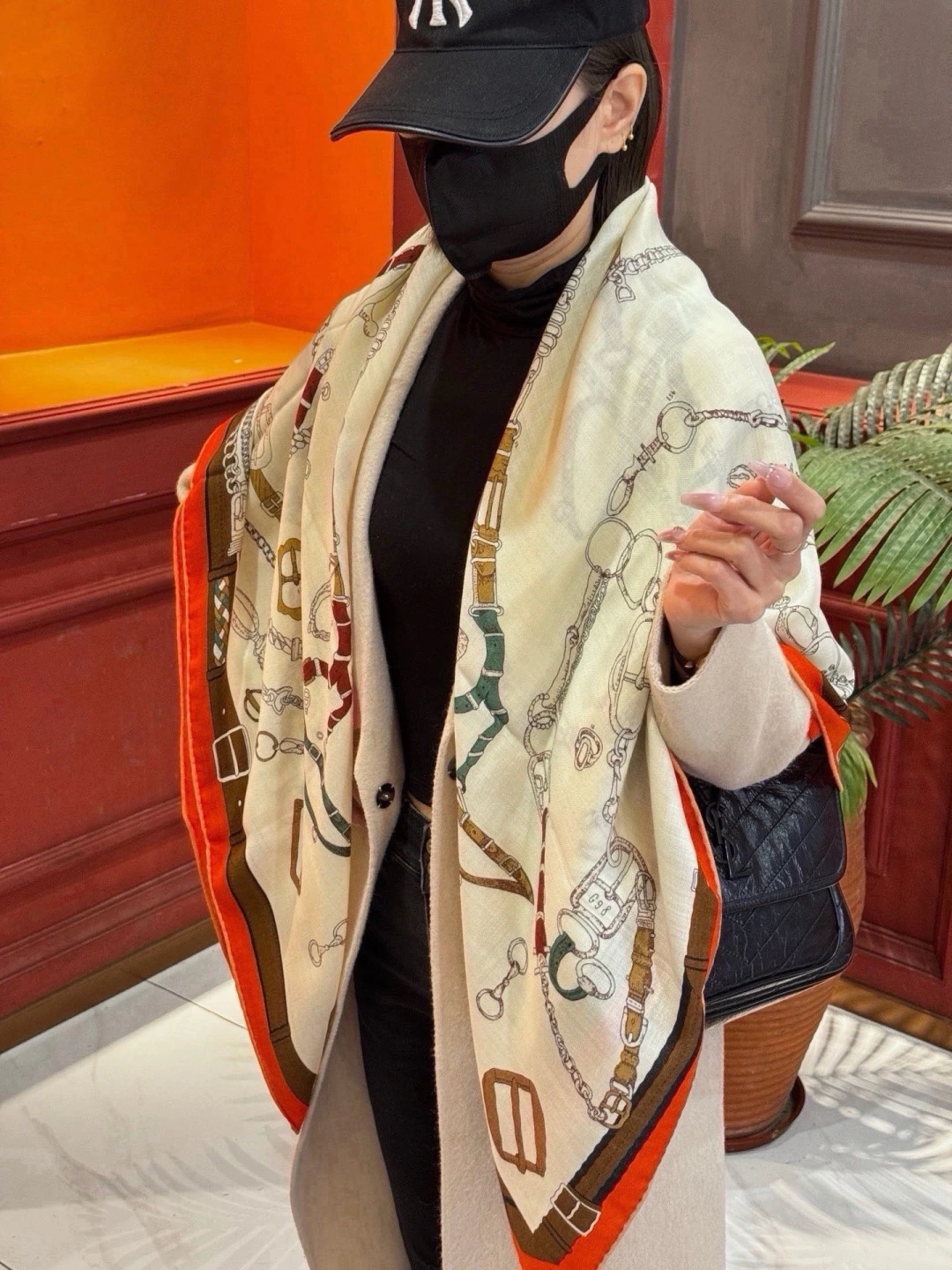 卸 。HERMÈS（エルメス） スクエアスカーフ。素材：カシミヤ70%・シルク30%。仕様：リバーシブル。ポイント：上質仕様・新作。首元や肩掛けなど幅広いスタイリングに使いやすいデザインです