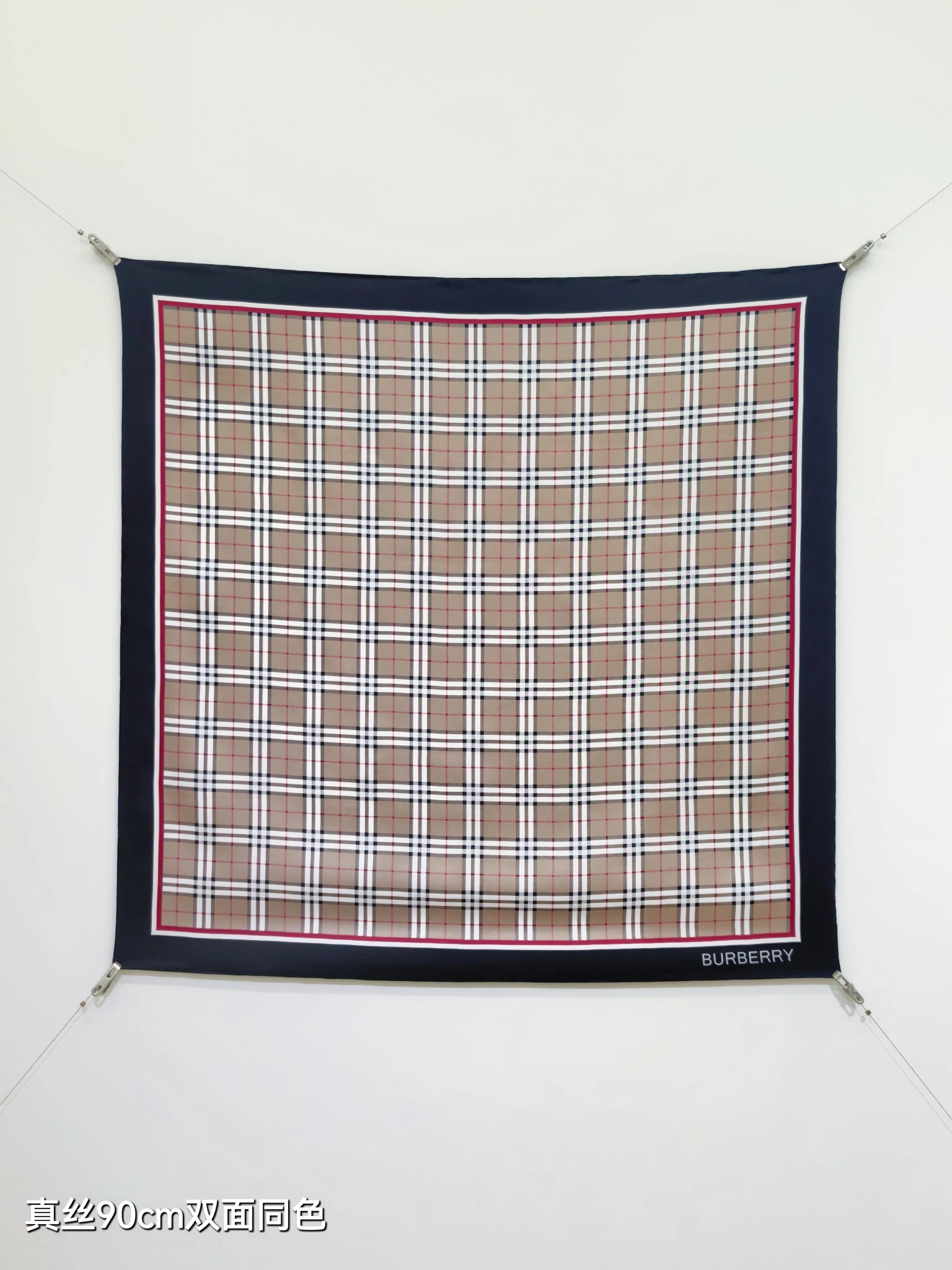 卸 。Burberry(バーバリー) マフラー/ショール。素材:シルク。仕様:リバーシブル。サイズ:90×90cm。首元や肩掛けなど幅広いスタイリングに使いやすいデザインです