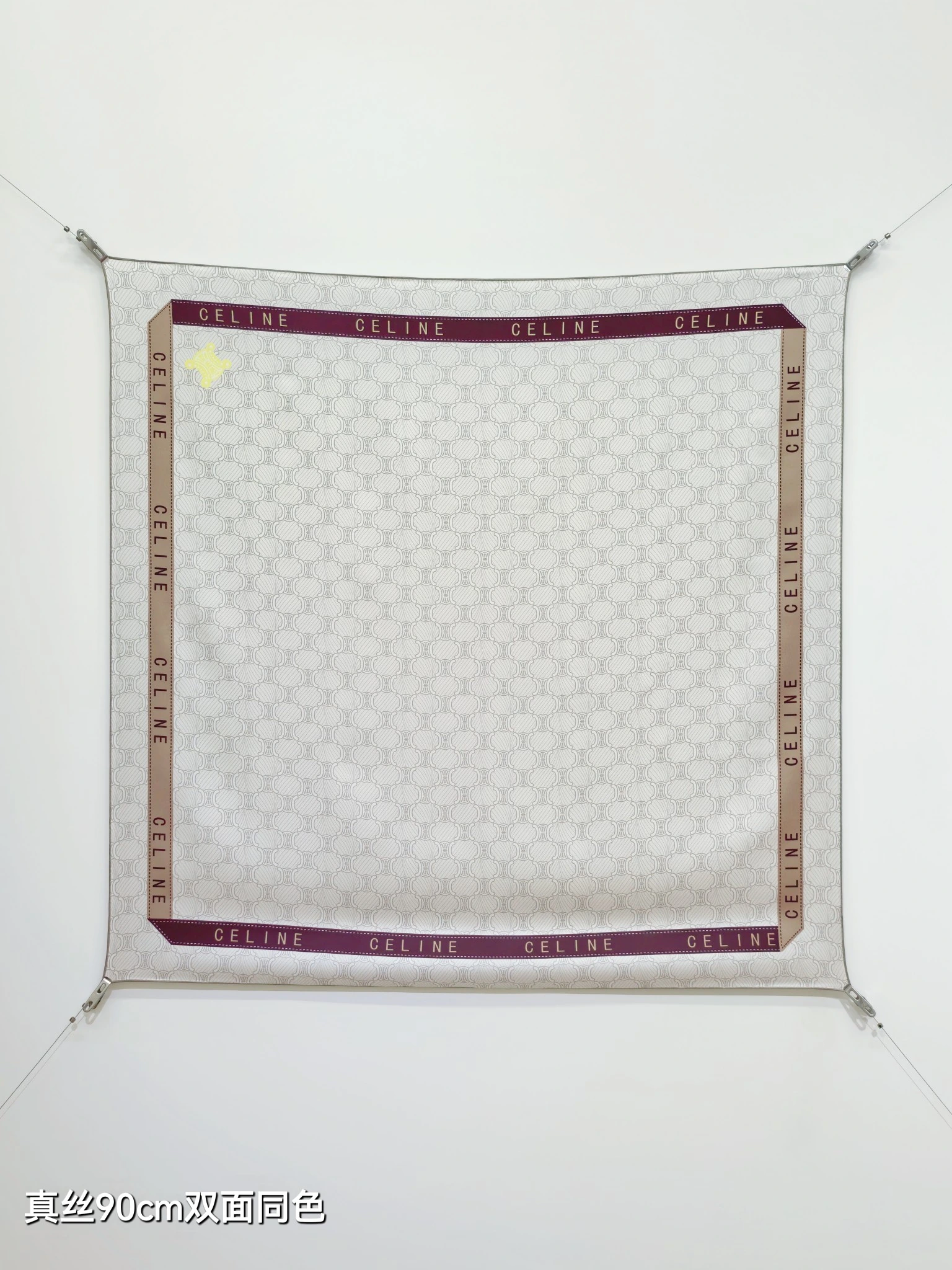 卸 。CELINE(セリーヌ) マフラー/ショール。素材:シルク。仕様:リバーシブル。サイズ:90×90cm。首元や肩掛けなど幅広いスタイリングに使いやすいデザインです