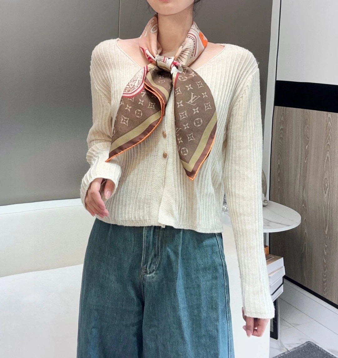 卸 。Louis Vuitton（ルイ・ヴィトン / LV） スクエアスカーフ。素材：シルク。仕様：Monogram。サイズ：90×90cm。ポイント：オリジナル仕様。首元や肩掛けなど幅広いスタイリングに使いやすいデザインです