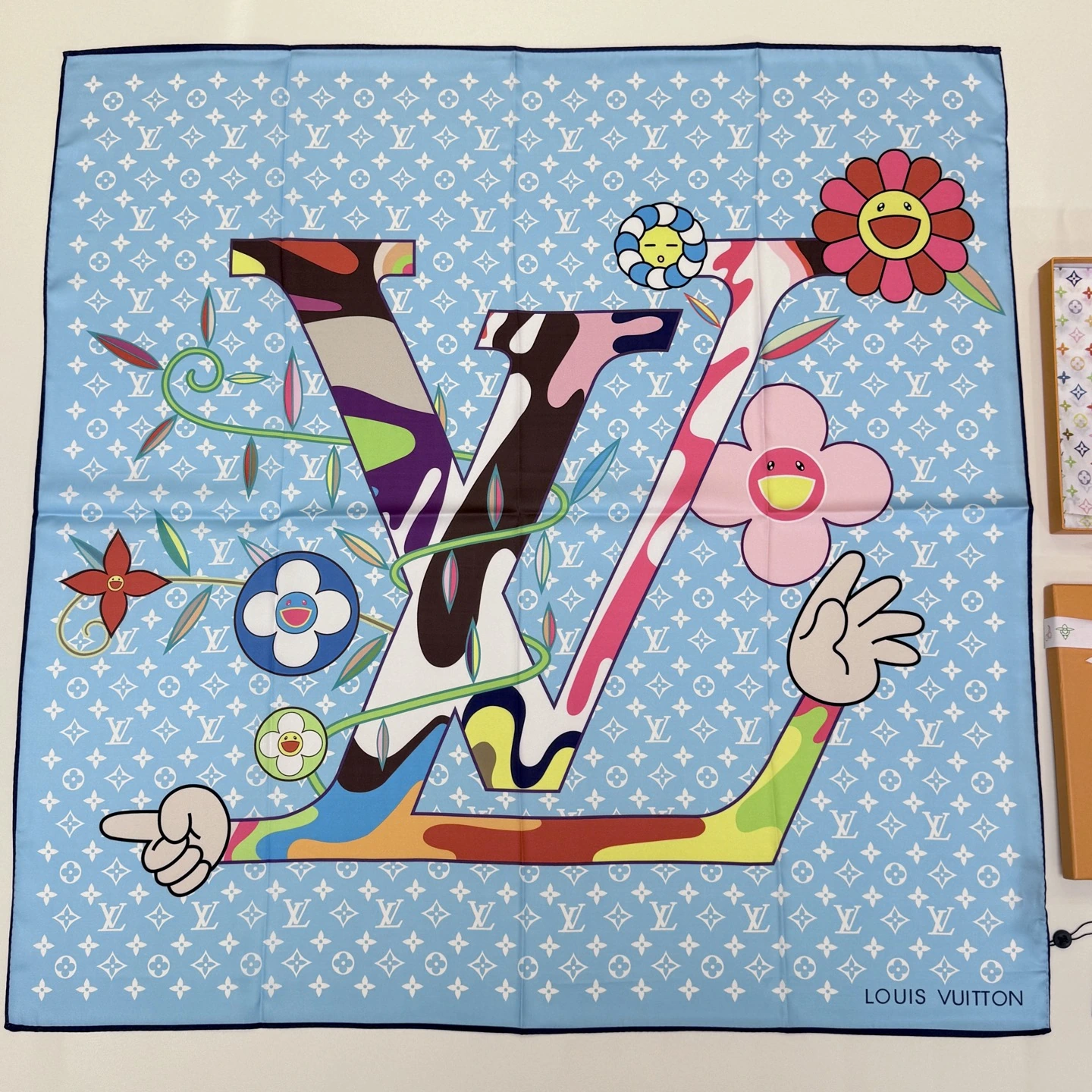 卸 。スクエアスカーフ。素材：シルク。サイズ：90×90cm。ポイント：新作。首元や肩掛けなど幅広いスタイリングに使いやすいデザインです