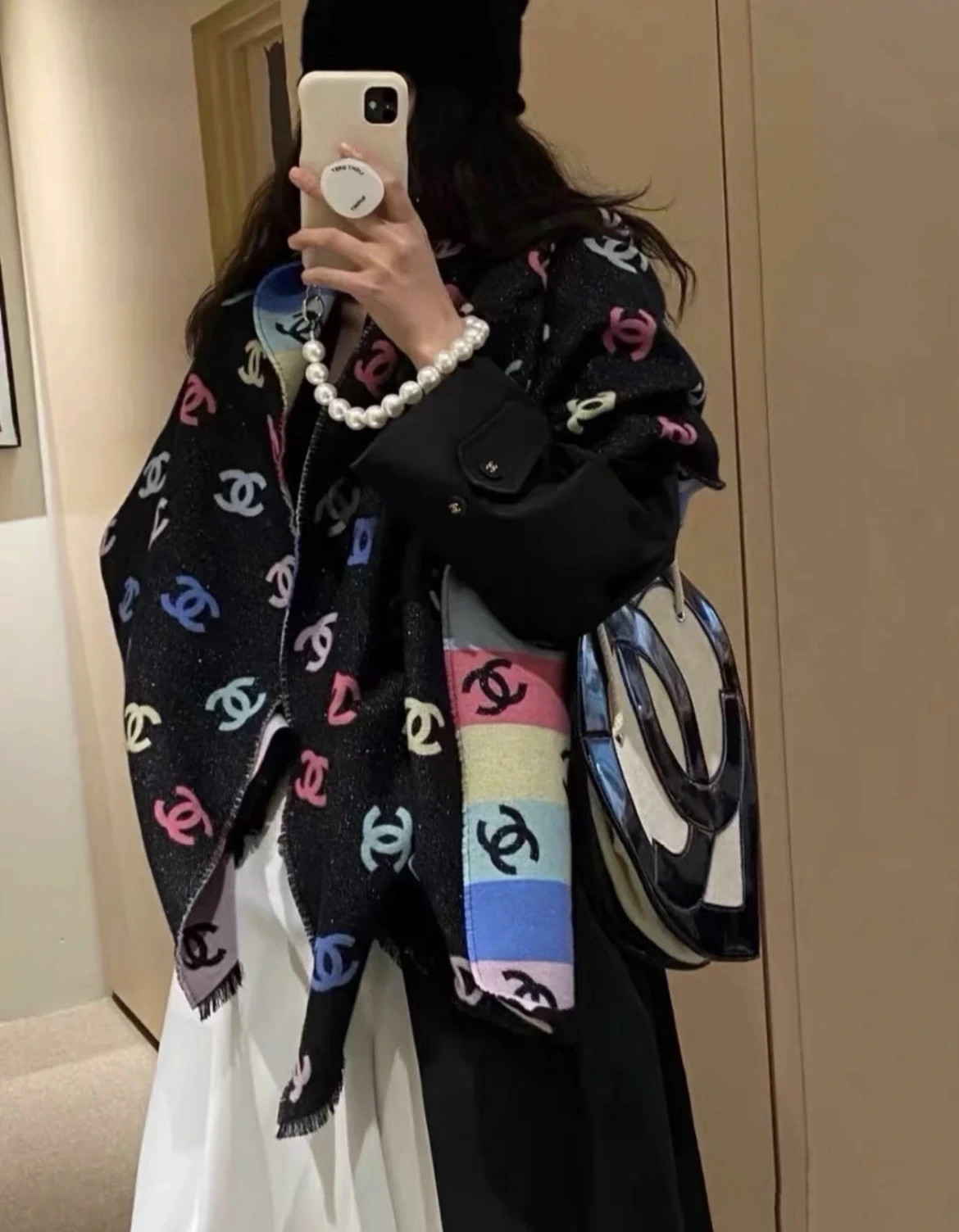 卸 。CHANEL(シャネル) ショール。素材:カシミヤ66%・シルク12%・メタリック繊維2%・ウール。仕様:リバーシブル。サイズ:187×69cm。首元や肩掛けなど幅広いスタイリングに使いやすいデザインです