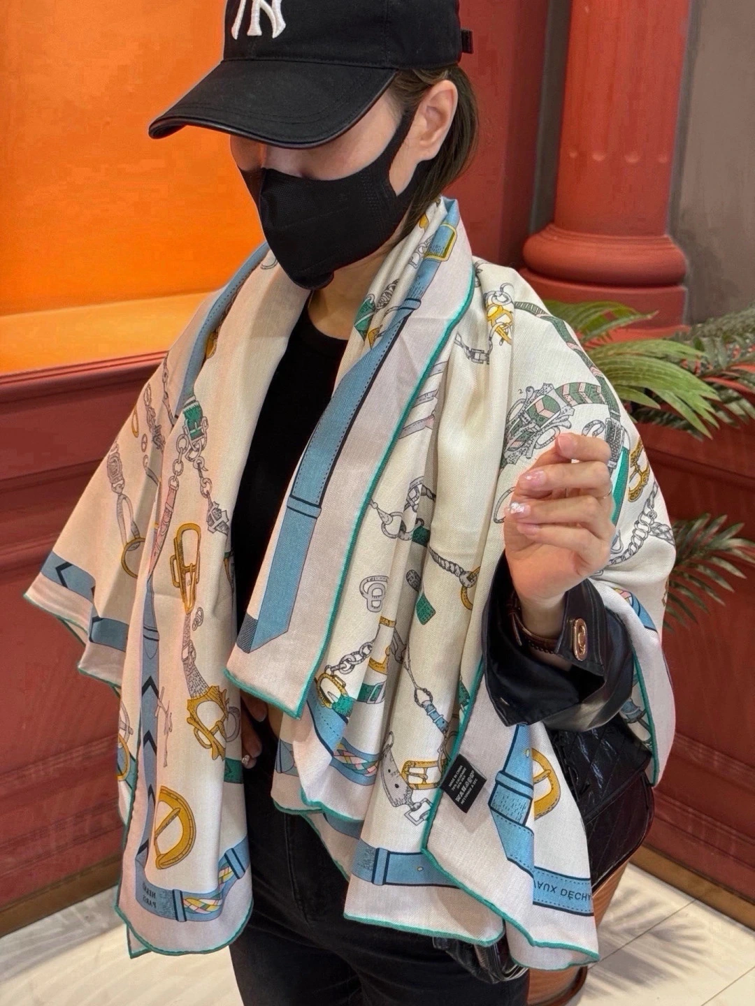 卸 。HERMÈS(エルメス) スクエアスカーフ。素材:カシミヤ70%・シルク30%。仕様:リバーシブル。ポイント:上質仕様・新作。首元や肩掛けなど幅広いスタイリングに使いやすいデザインです