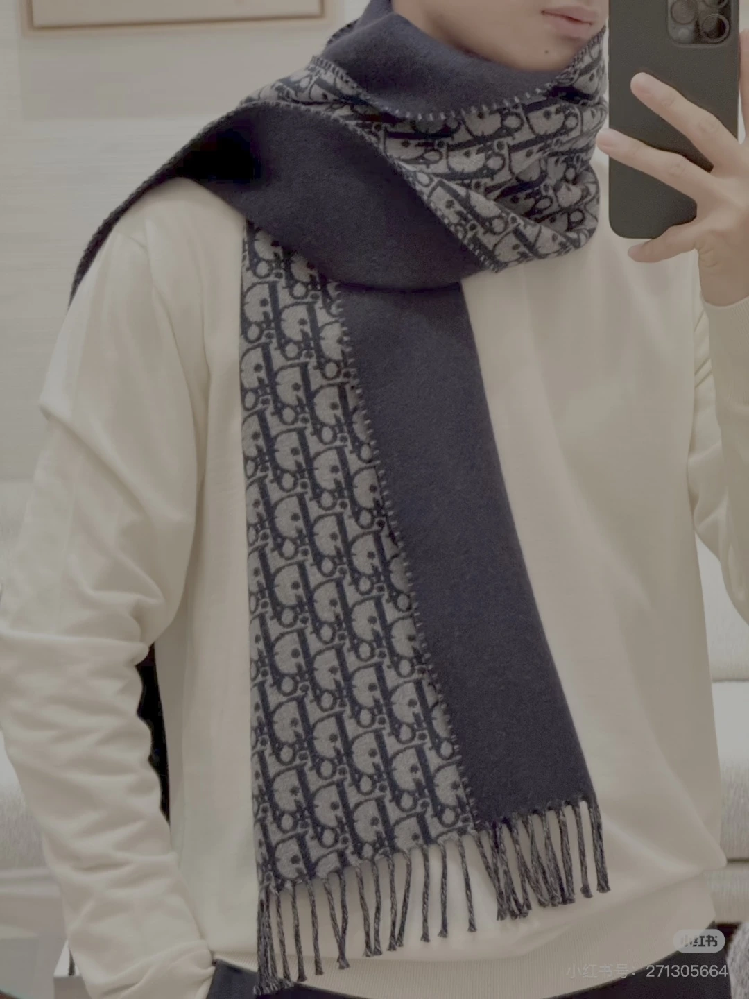 卸 。Dior(ディオール) マフラー。素材:カシミヤ100%。仕様:Monogram。サイズ:190×32cm。首元や肩掛けなど幅広いスタイリングに使いやすいデザインです