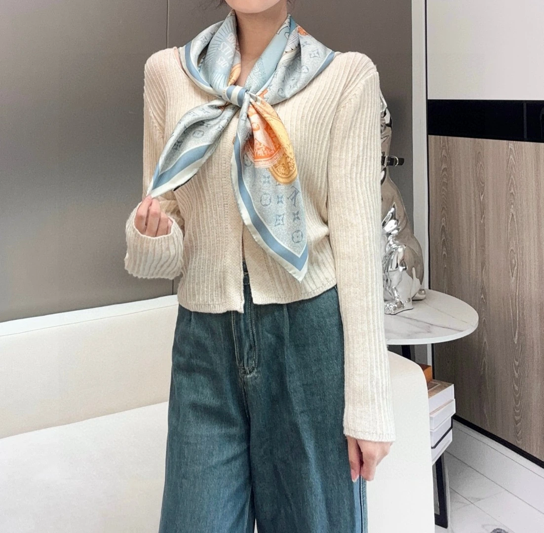 卸 。Louis Vuitton(ルイ・ヴィトン / LV) スクエアスカーフ。素材:シルク。仕様:Monogram。サイズ:90×90cm。ポイント:オリジナル仕様。首元や肩掛けなど幅広いスタイリングに使いやすいデザインです