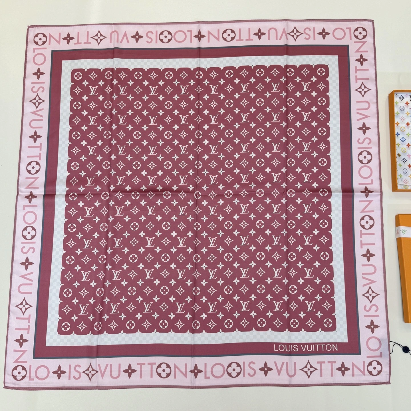 卸 。Louis Vuitton(ルイ・ヴィトン / LV) スクエアスカーフ。素材:シルク。仕様:Monogram。サイズ:90×90cm。首元や肩掛けなど幅広いスタイリングに使いやすいデザインです