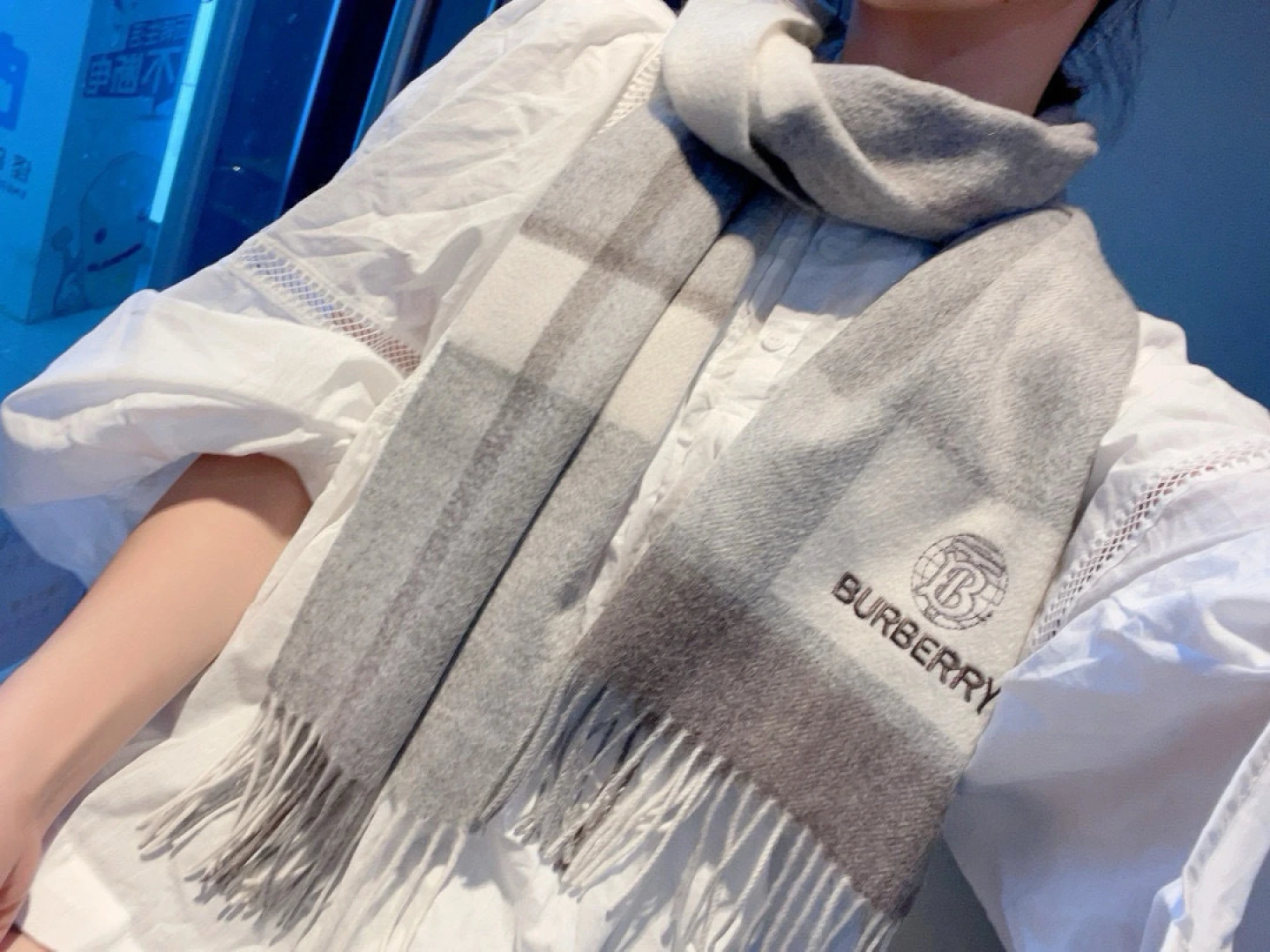 卸 。Burberry(バーバリー) マフラー。モデル:16。素材:カシミヤ100%。サイズ:30×168cm。首元や肩掛けなど幅広いスタイリングに使いやすいデザインです