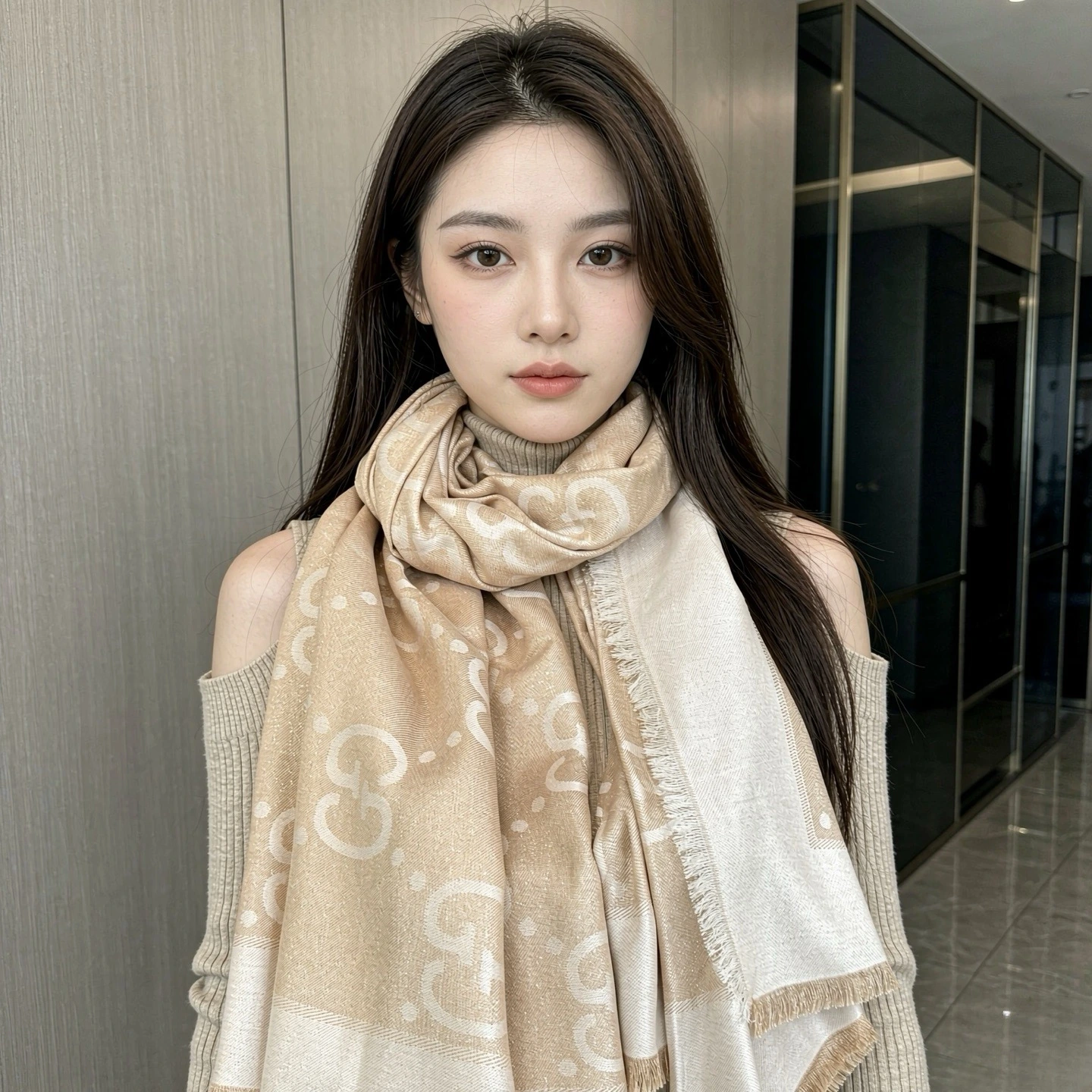 卸 。GUCCI(グッチ) ショール。素材:ビスコース32%・ウール24%・シルク11%。カラー:ホワイト。仕様:ジャカード・フリンジ・刺繍。サイズ:135×135cm。首元や肩掛けなど幅広いスタイリングに使いやすいデザインです