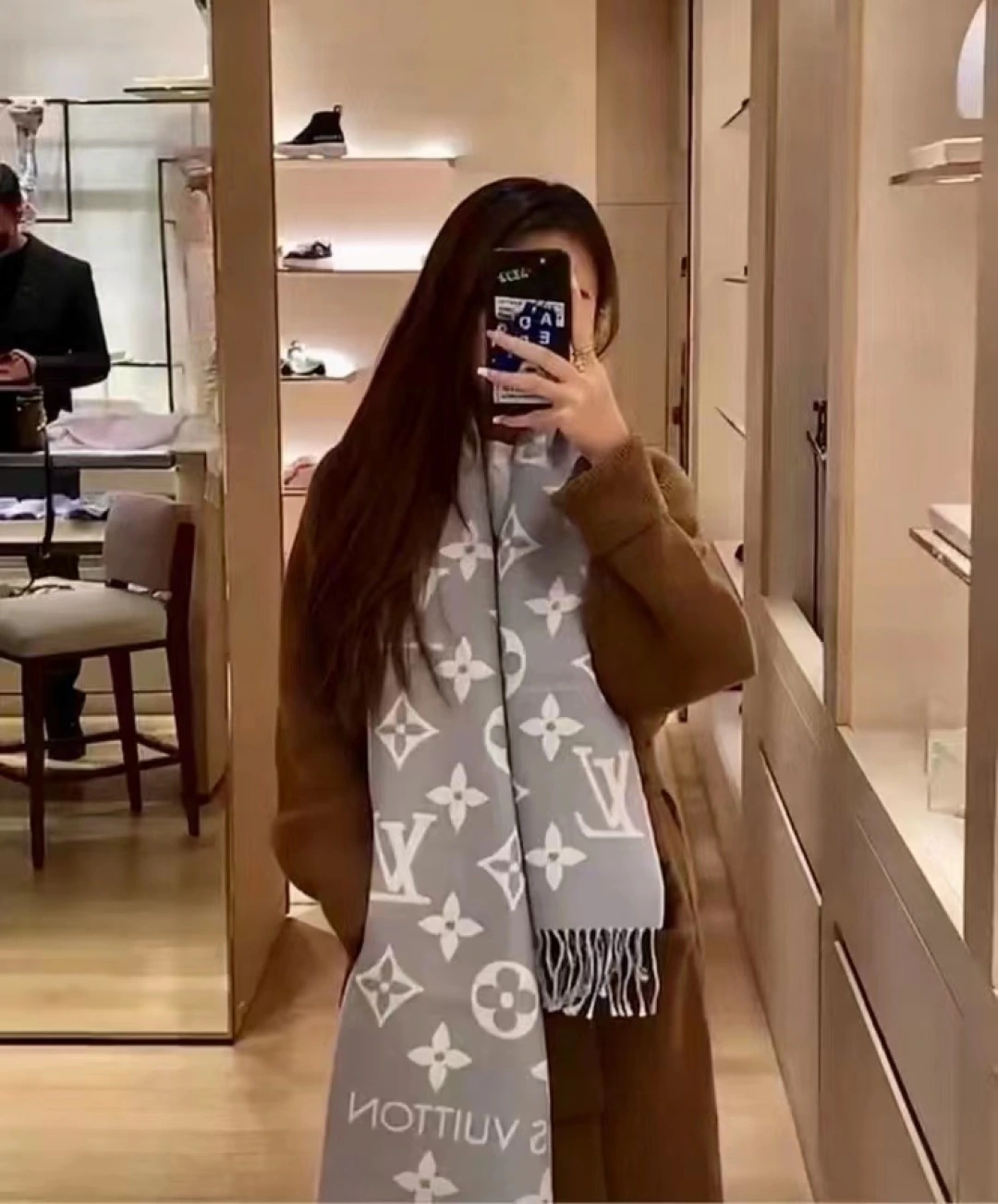 Louis Vuitton(ルイ・ヴィトン / LV) マフラー/ショール。素材:ウール100%。仕様:フリンジ・Monogram。サイズ:186×34cm。首元や肩掛けなど幅広いスタイリングに使いやすいデザインです