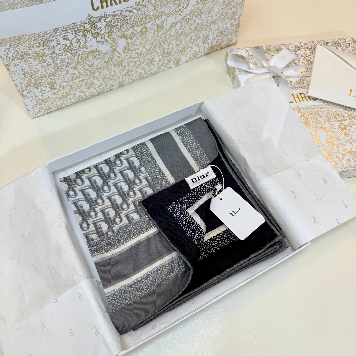 卸 。Dior(ディオール) スクエアスカーフ。素材:シルク100%。仕様:リバーシブル・ジャカード・プリント。サイズ:90×90cm。首元や肩掛けなど幅広いスタイリングに使いやすいデザインです