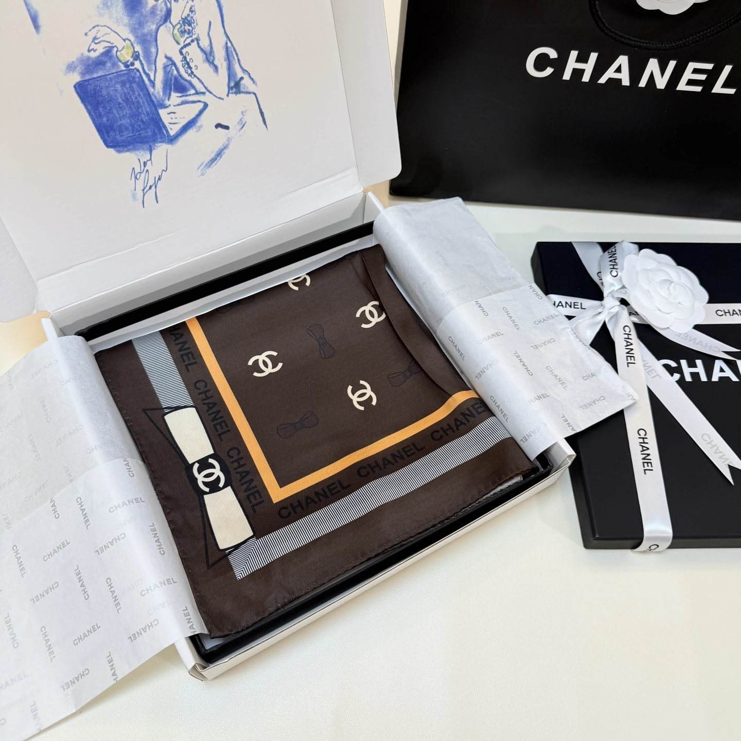 卸 。CHANEL(シャネル) スクエアスカーフ。素材:シルク100%。仕様:ジャカード。サイズ:90×90cm。首元や肩掛けなど幅広いスタイリングに使いやすいデザインです