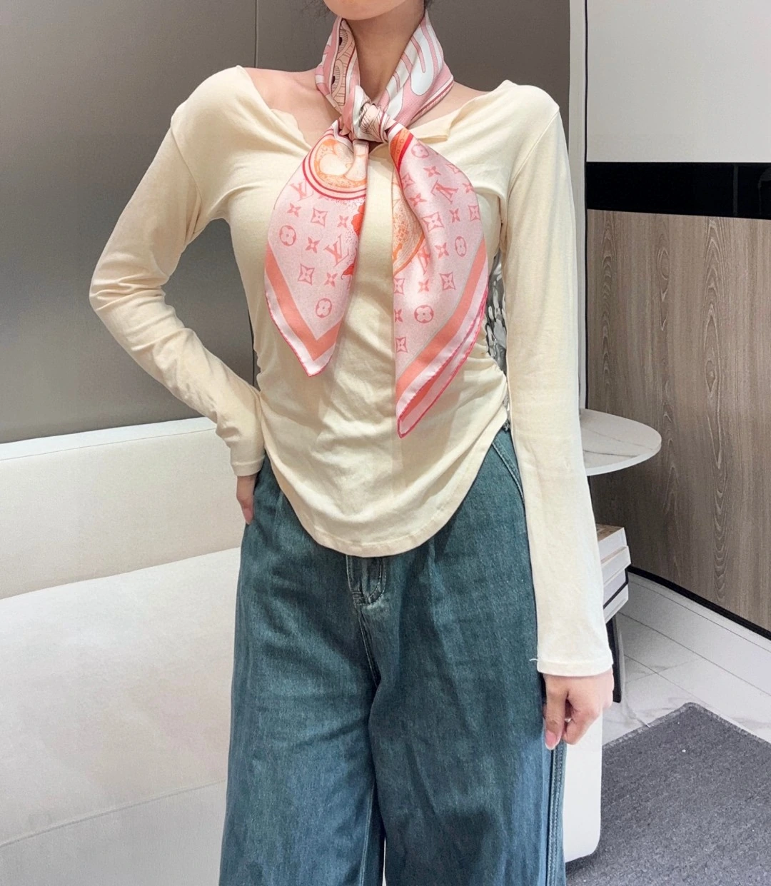 卸 。Louis Vuitton(ルイ・ヴィトン / LV) スクエアスカーフ。素材:シルク。仕様:Monogram。サイズ:90×90cm。ポイント:オリジナル仕様。首元や肩掛けなど幅広いスタイリングに使いやすいデザインです
