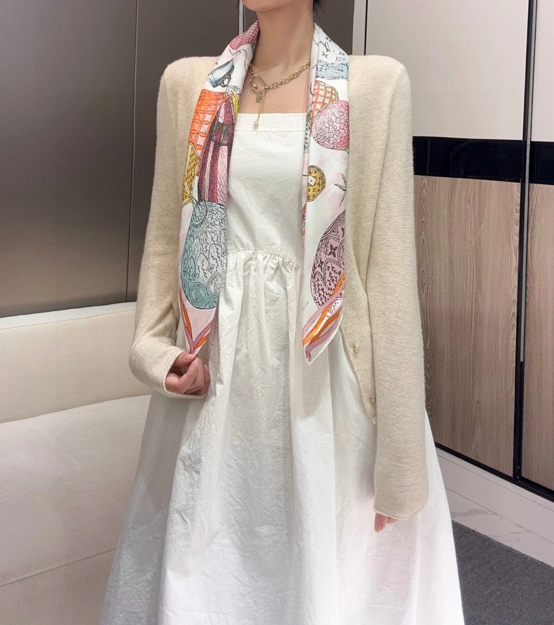 卸 。Louis Vuitton(ルイ・ヴィトン / LV) スクエアスカーフ。素材:シルク100%。仕様:リバーシブル・Monogram。サイズ:90×90cm。ポイント:上質仕様。首元や肩掛けなど幅広いスタイリングに使いやすいデザインです