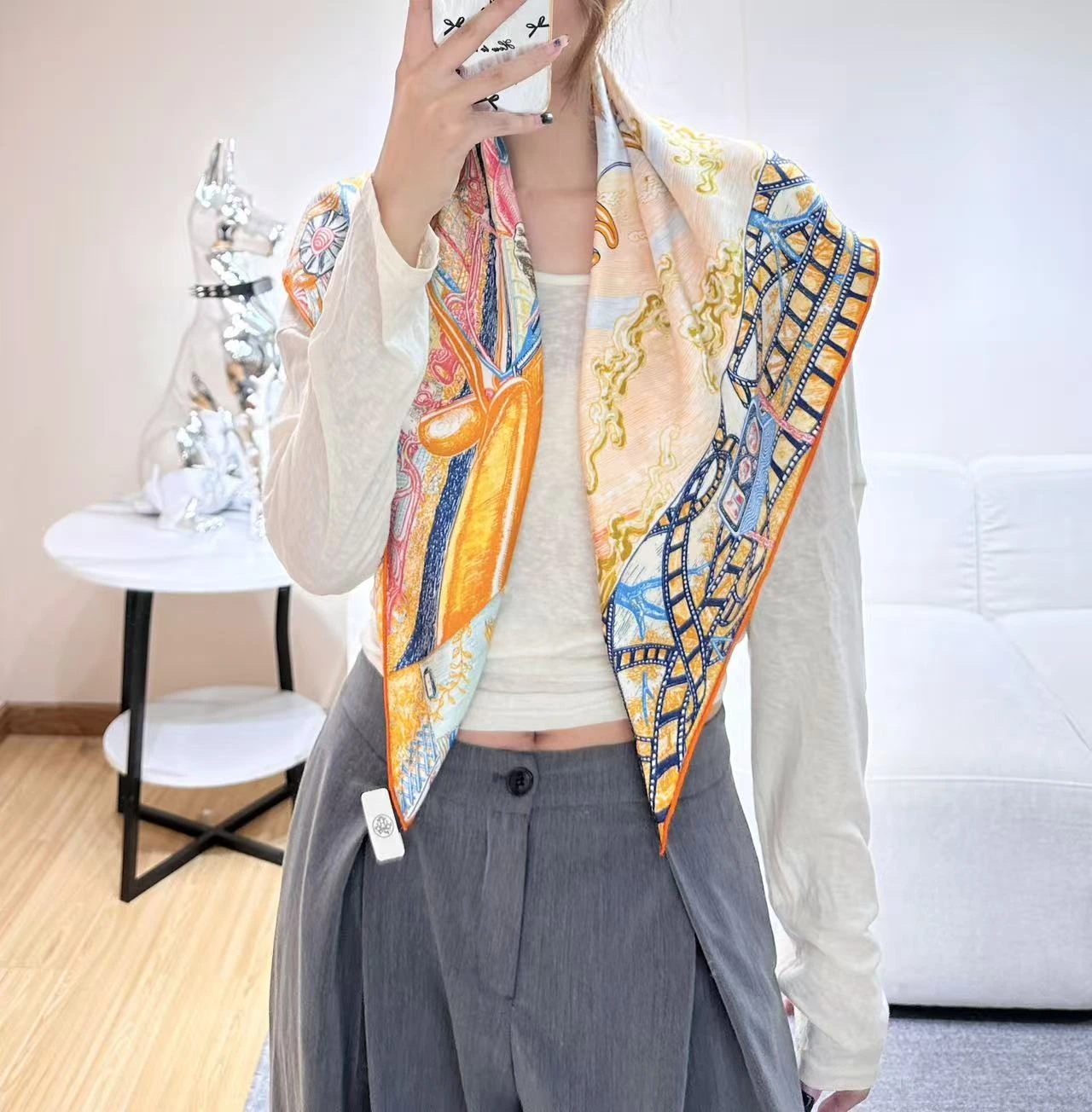 卸 。HERMÈS(エルメス) スクエアスカーフ。素材:シルク100%。仕様:リバーシブル。サイズ:88.5×88.5cm。首元や肩掛けなど幅広いスタイリングに使いやすいデザインです