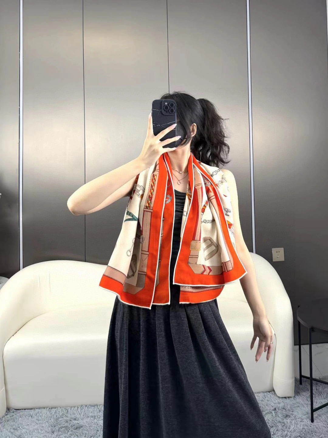 卸 。HERMÈS(エルメス) スクエアスカーフ。素材:カシミヤ70%・シルク30%。仕様:リバーシブル。ポイント:オリジナル仕様・上質仕様・新作。首元や肩掛けなど幅広いスタイリングに使いやすいデザインです