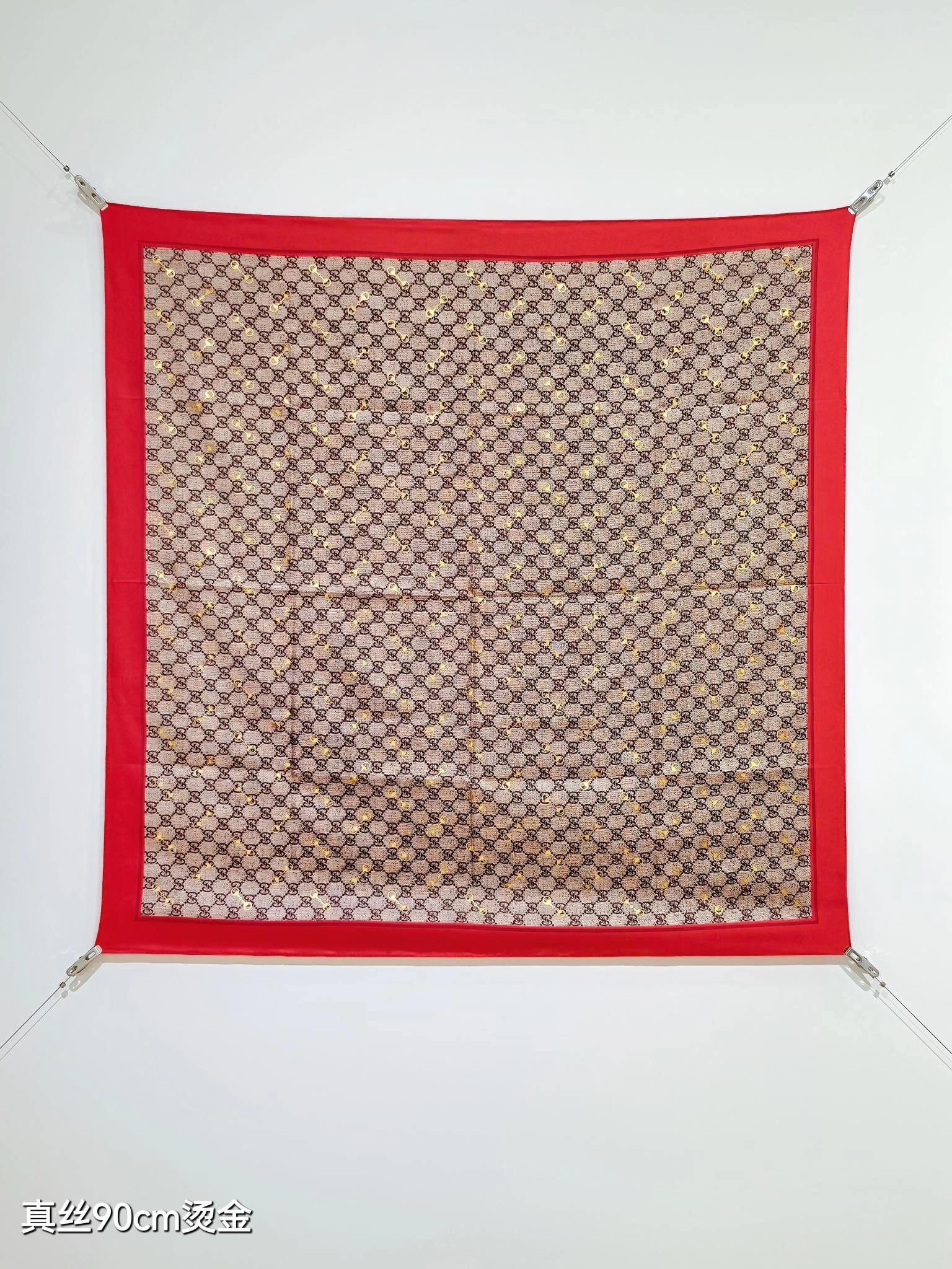 卸 。GUCCI(グッチ) マフラー/ショール。素材:シルク。サイズ:90×90cm。首元や肩掛けなど幅広いスタイリングに使いやすいデザインです