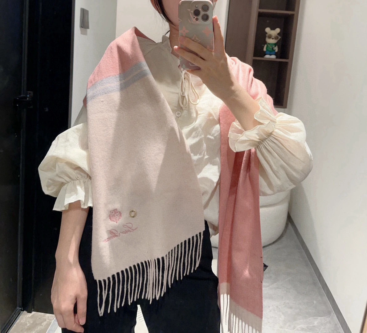 卸 。Loro Piana(ロロ・ピアーナ) ショール。素材:カシミヤ100%。仕様:チェック柄・巻き・肩掛けの2WAY。サイズ:30×180cm。ポイント:上質仕様。首元や肩掛けなど幅広いスタイリングに使いやすいデザインです