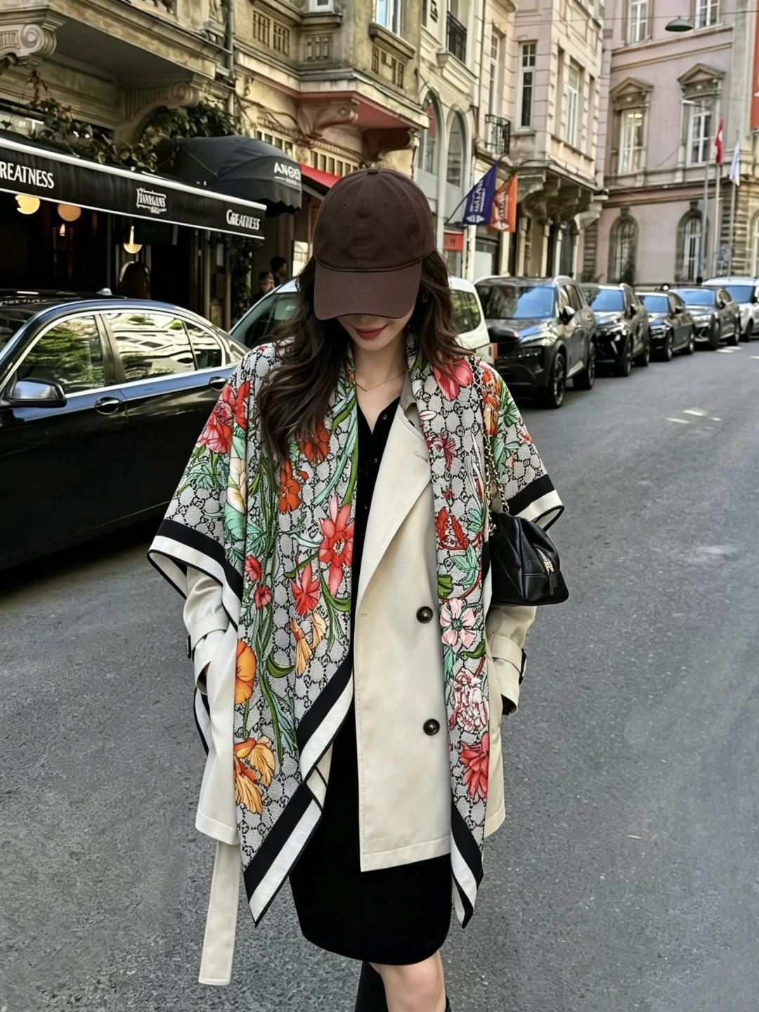 卸 。GUCCI(グッチ) スクエアスカーフ。カラー:ホワイト。仕様:リバーシブル・プリント。サイズ:140×140cm。首元や肩掛けなど幅広いスタイリングに使いやすいデザインです