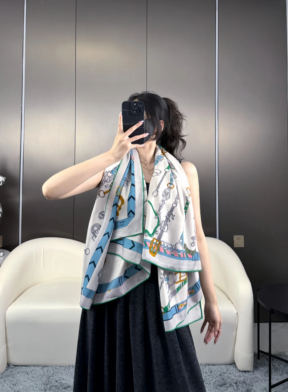 卸 。HERMÈS(エルメス) スクエアスカーフ。素材:カシミヤ70%・シルク30%。仕様:リバーシブル。ポイント:オリジナル仕様・上質仕様・新作。首元や肩掛けなど幅広いスタイリングに使いやすいデザインです