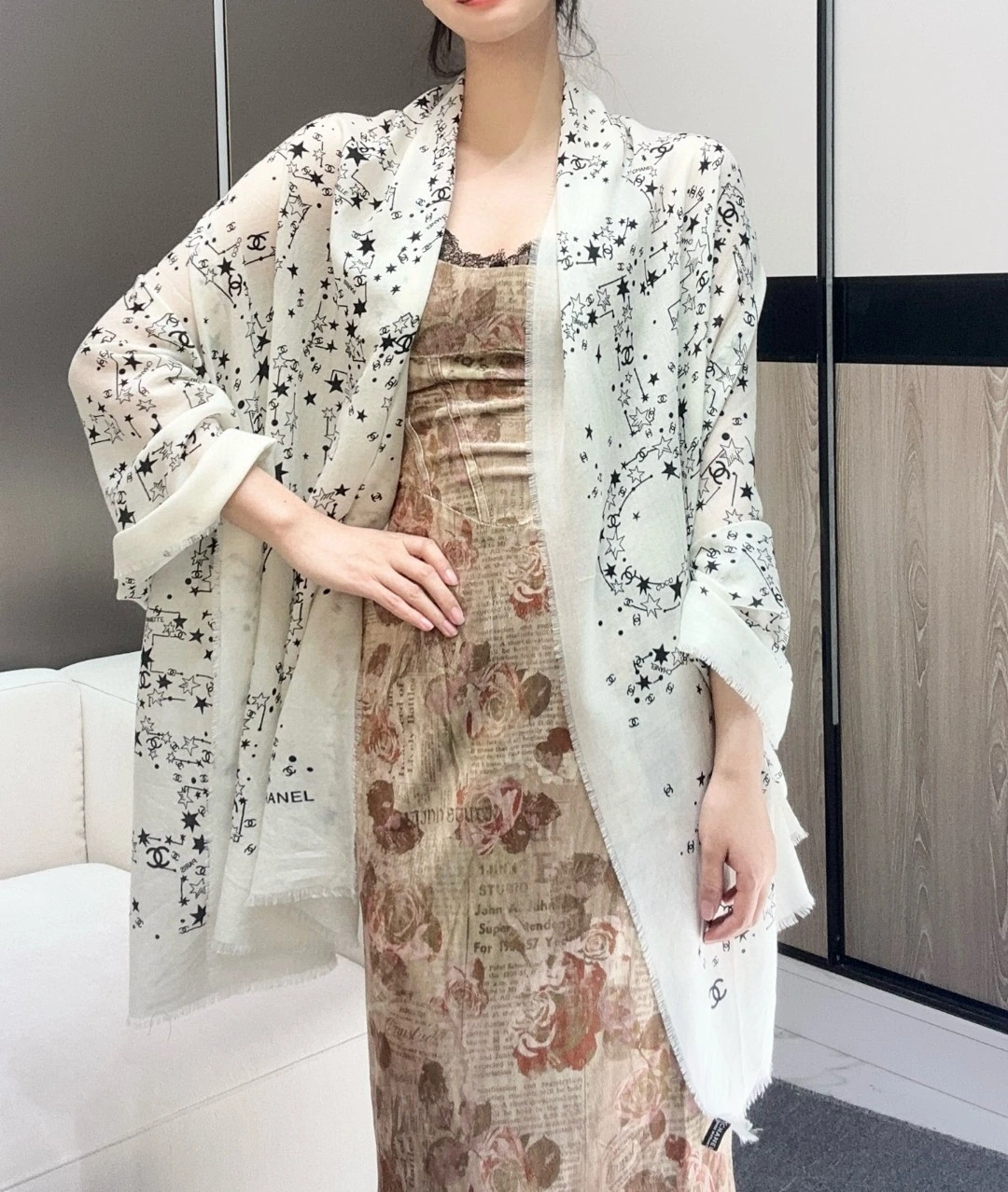 卸 。CHANEL(シャネル) ショール。サイズ:100×200cm。首元や肩掛けなど幅広いスタイリングに使いやすいデザインです