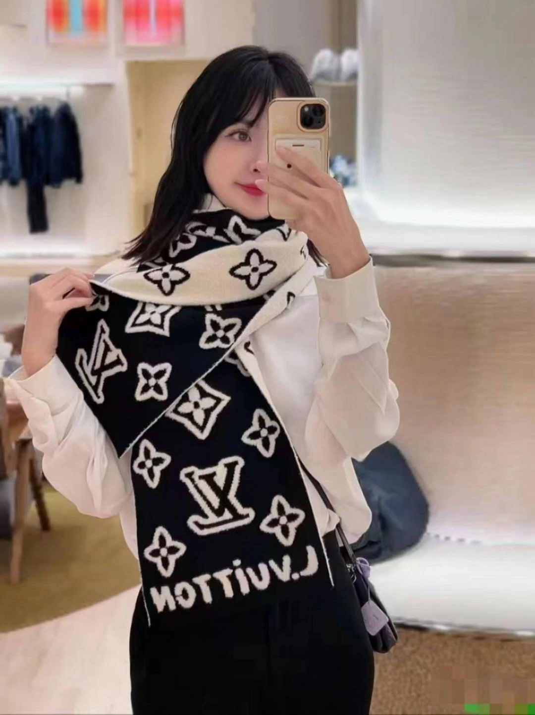 卸 。Louis Vuitton(ルイ・ヴィトン / LV) マフラー。素材:カシミヤ。サイズ:30×180cm。首元や肩掛けなど幅広いスタイリングに使いやすいデザインです