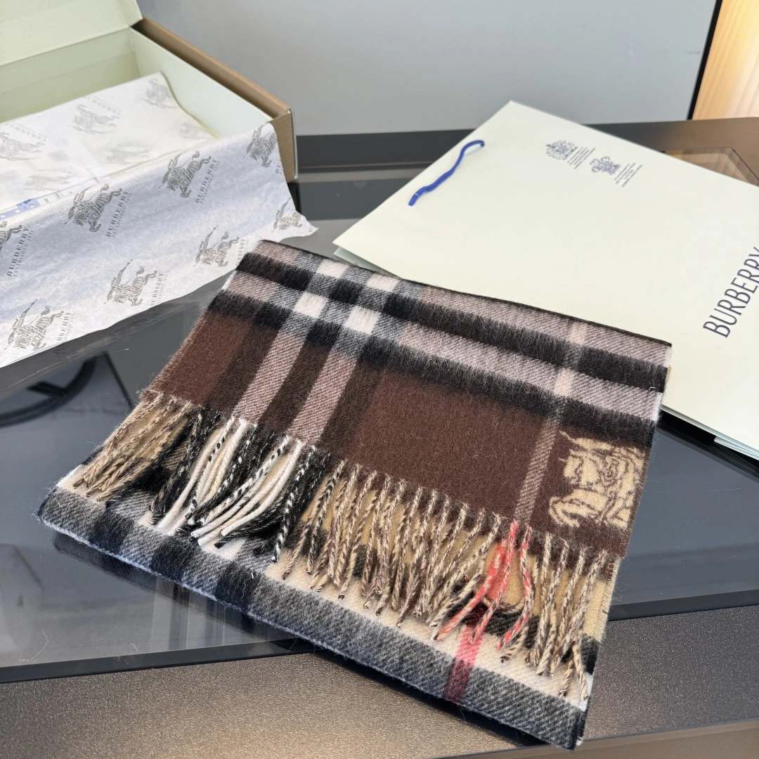 卸 。Burberry(バーバリー) マフラー。仕様:リバーシブル。サイズ:180×30cm。首元や肩掛けなど幅広いスタイリングに使いやすいデザインです