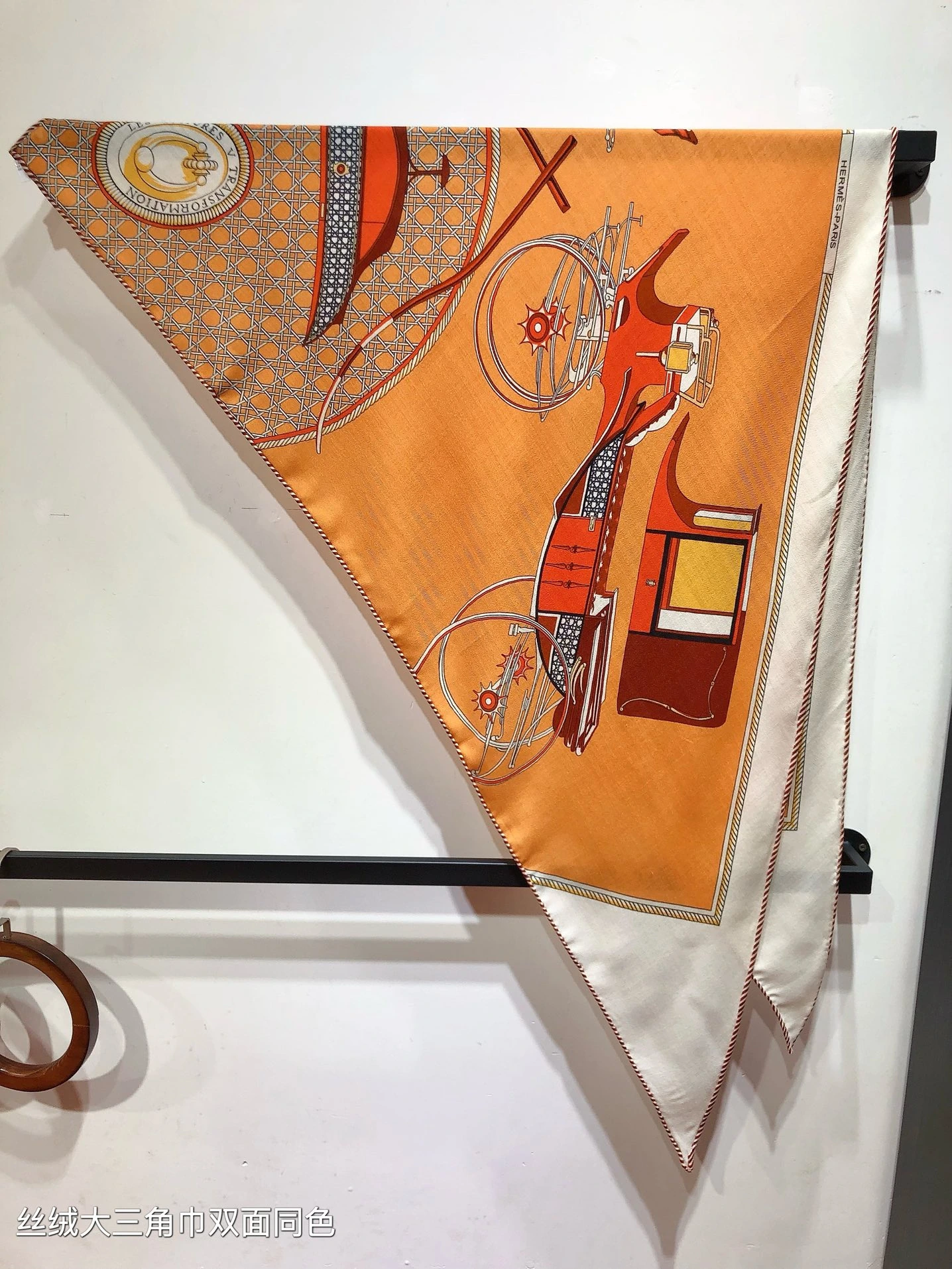卸 。HERMÈS(エルメス) トライアングルショール。素材:カシミヤ70%・シルク30%。仕様:リバーシブル。ポイント:オリジナル仕様。首元や肩掛けなど幅広いスタイリングに使いやすいデザインです