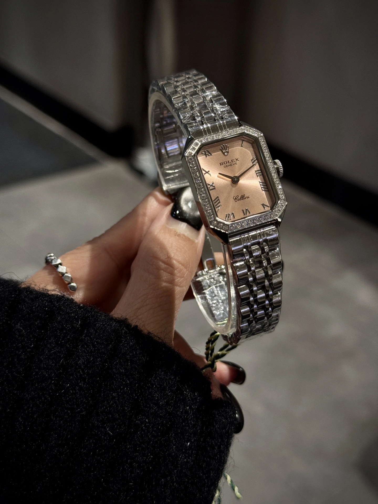 スムースベゼル 280 / ダイヤベゼル 300 Rolex(ロレックス)。ホワイトゴールド、ダイヤベゼル、カーフレザー、クォーツ、サイズ 24mm