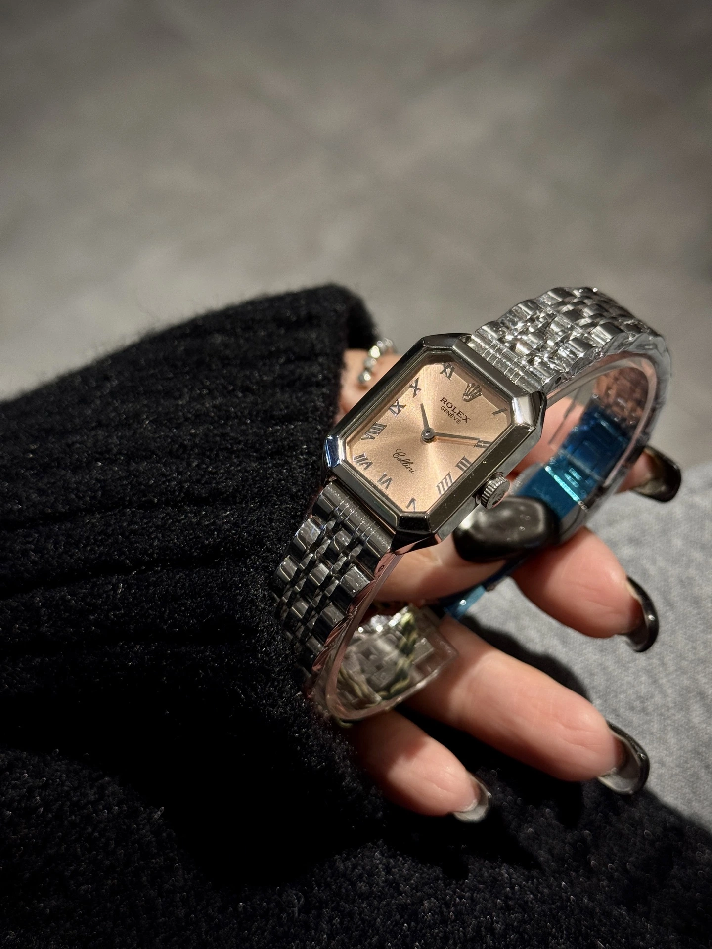 スムースベゼル 280 / ダイヤベゼル 300 Rolex(ロレックス)。ホワイトゴールド、ダイヤベゼル、カーフレザー、クォーツ、サイズ 24mm