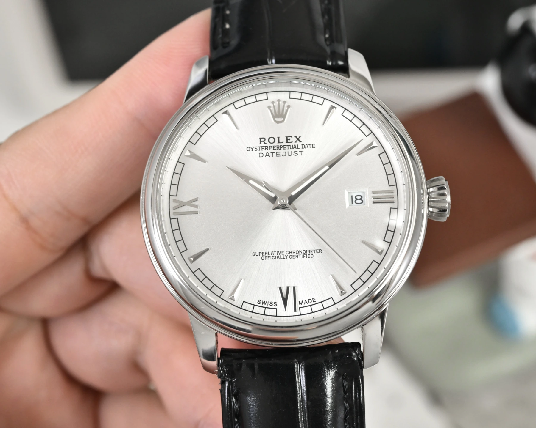 シルバーケース 33600 / ゴールドケース 650 Rolex(ロレックス)。メンズ、316Lステンレススチール、サファイアクリスタル、カーフレザー、ムーブメント 8215、サイズ 40mm、防水 100m、パワーリザーブ約48時間