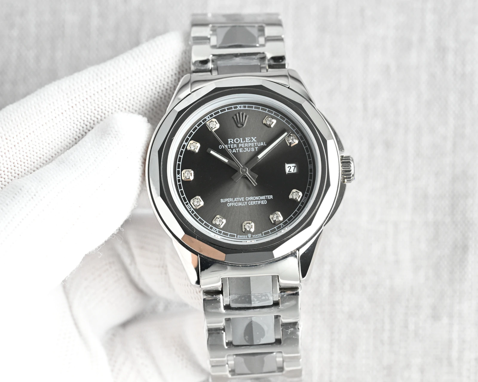 Rolex(ロレックス)。メンズ、316Lステンレススチール、サファイアクリスタル、機械式・ムーブメント 8205、サイズ 42mm。 記載コード:18460 / XT2