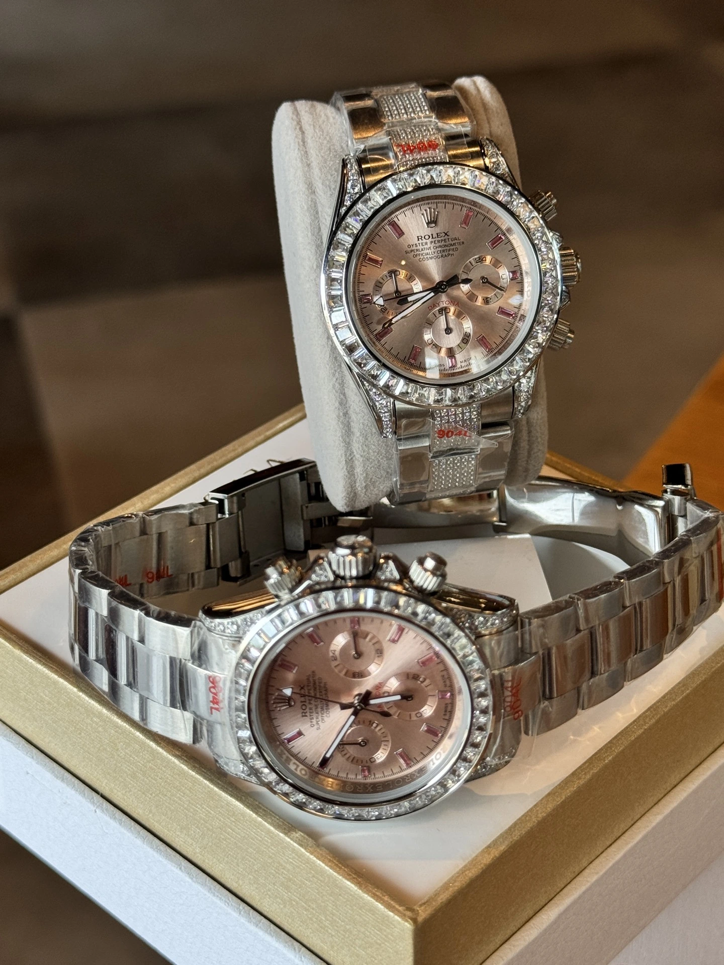 Rolex(ロレックス) デイトナ。レインボー仕様、クォーツ、曜日表示、月表示。 記載コード:116599RBOW / 116598RBOW / 116595RBOW。コード:116599RBOW-116598RBOW-116595RBOW