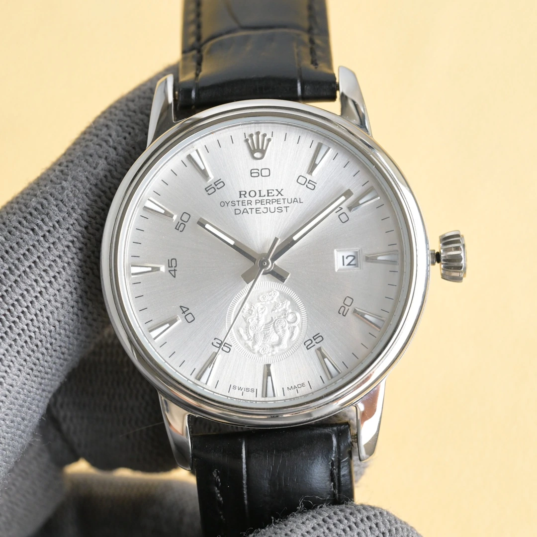 シルバーケース 33600 / ゴールドケース 650 Rolex(ロレックス)。メンズ、316Lステンレススチール、サファイアクリスタル、カーフレザー、ムーブメント 8215、サイズ 40mm、防水 100m、パワーリザーブ約48時間