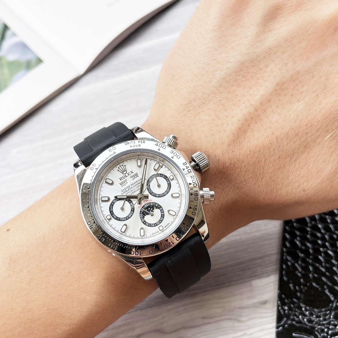 シルバー 24410 / ゴールド 24430 Rolex(ロレックス) デイトナ。カスタム仕様、カーボンファイバー、サイズ 40×12.4mm/40mm、夜光
