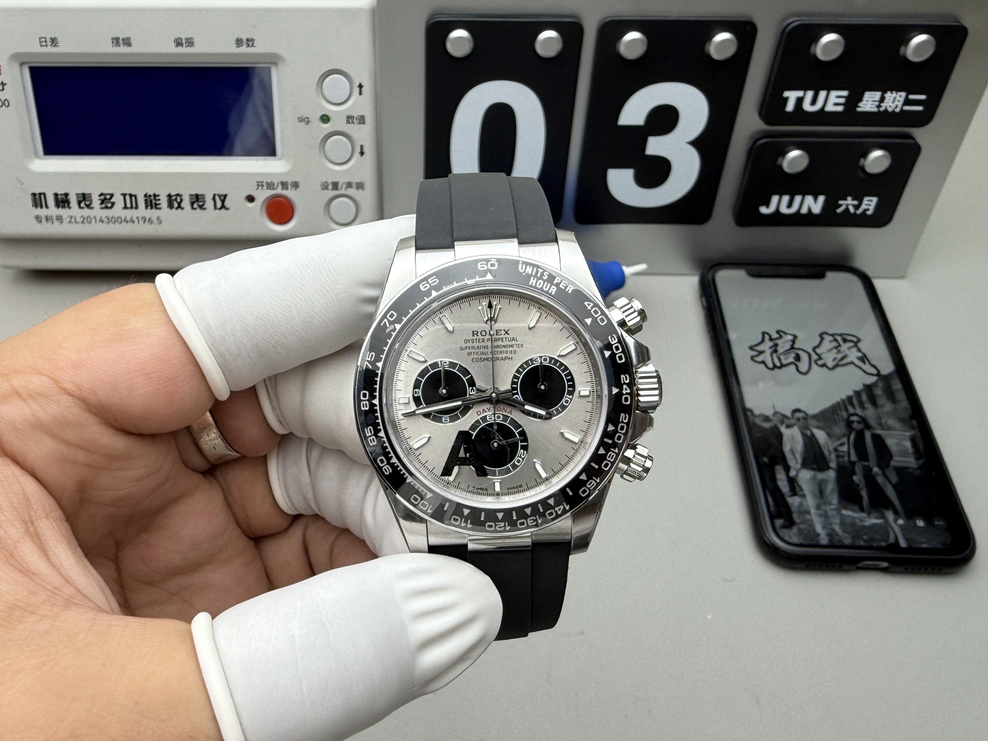 VS Rolex(ロレックス) デイトナ。グレー文字盤+ラバーストラップ、ムーブメント 4131、出荷前実物写真