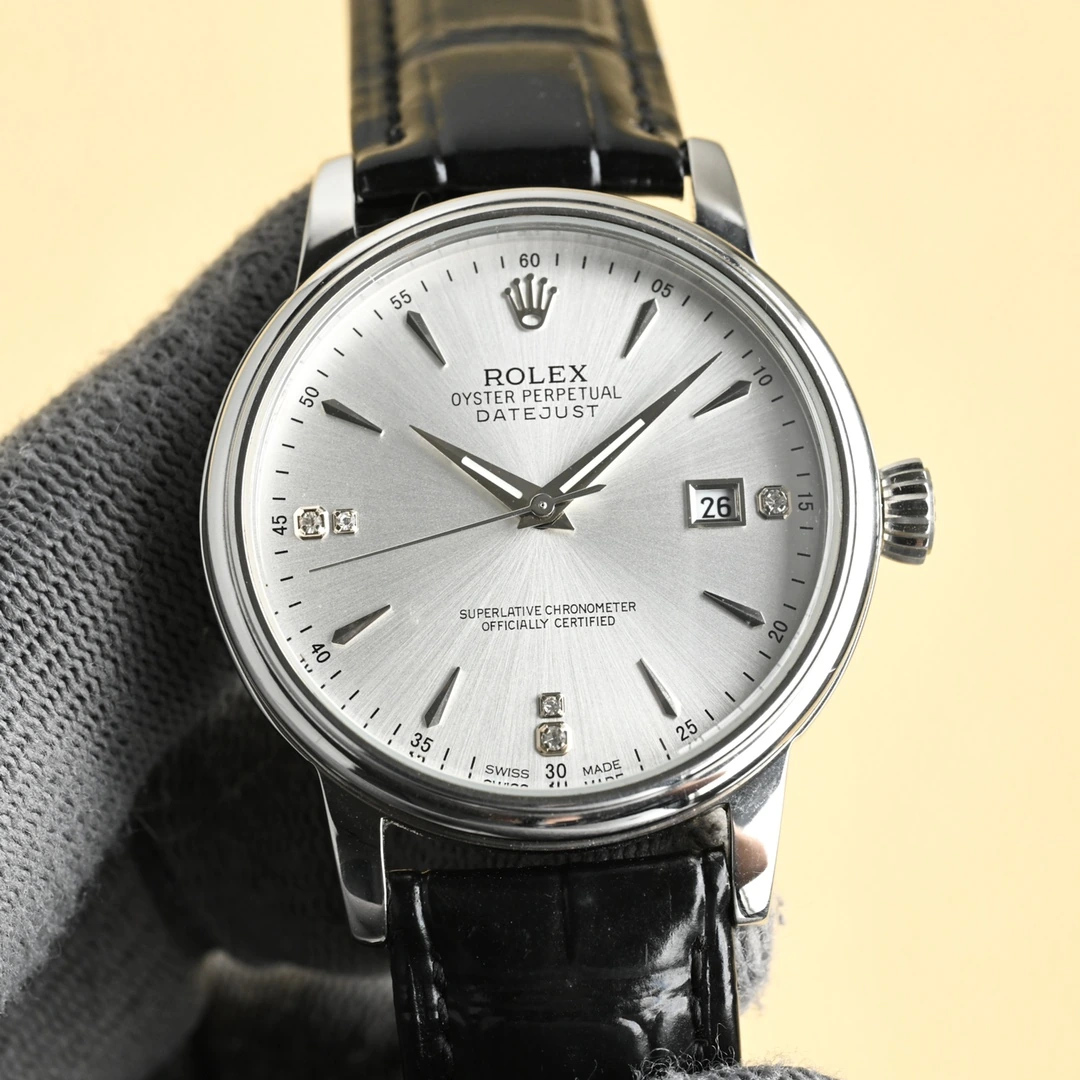 シルバー 33600 / ゴールド 33650 Rolex(ロレックス)。メンズ、316Lステンレススチール、サファイアクリスタル、カーフレザー、ムーブメント 8215、サイズ 40mm、防水 100m、パワーリザーブ約48時間