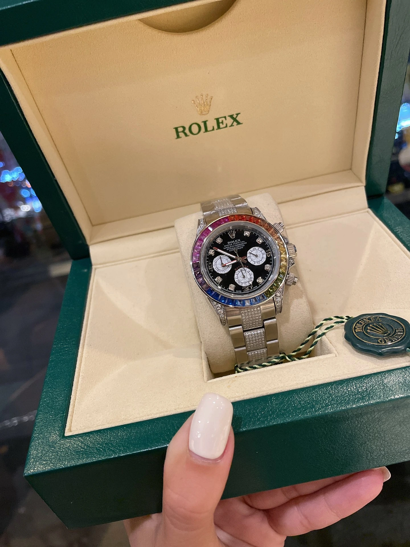 Rolex(ロレックス) デイトナ。レインボー仕様、クォーツ、曜日表示、月表示。 記載コード:116599RBOW / 116598RBOW / 116595RBOW。コード:116599RBOW-116598RBOW-116595RBOW