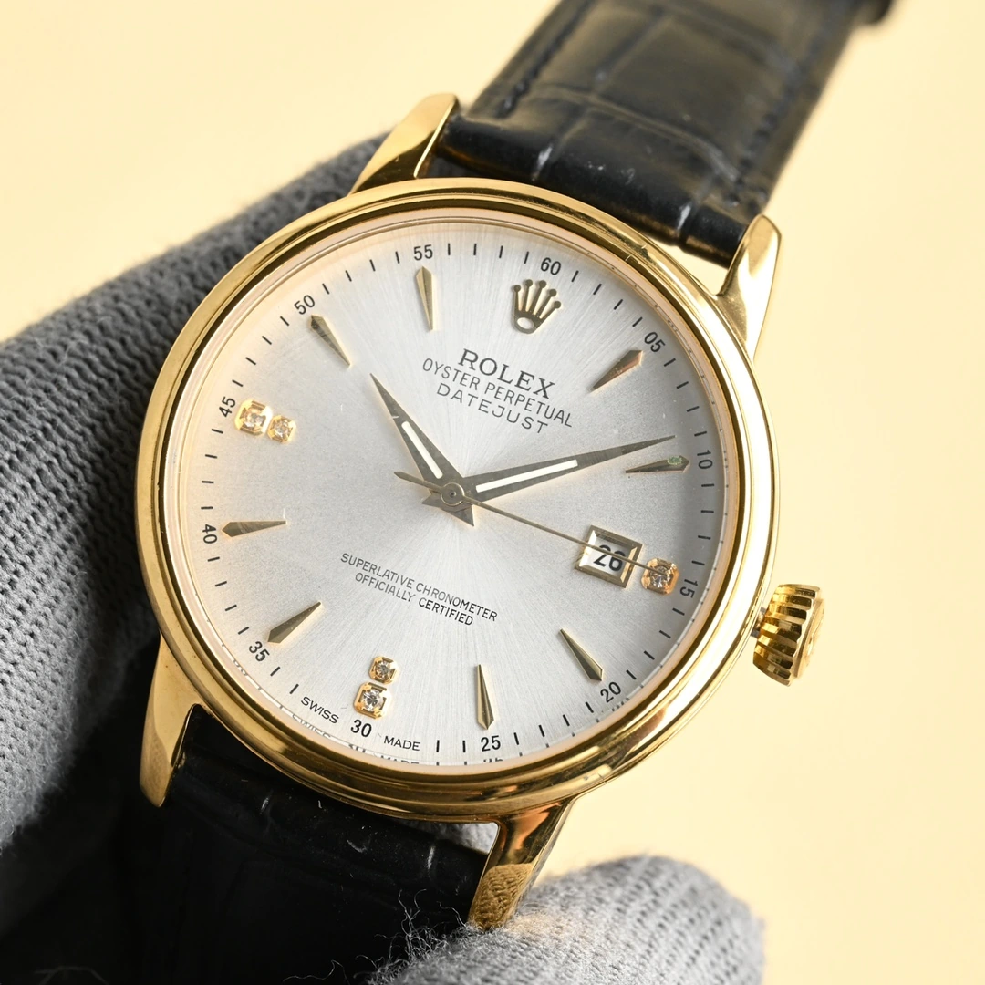 シルバー 33600 / ゴールド 33650 Rolex(ロレックス)。メンズ、316Lステンレススチール、サファイアクリスタル、カーフレザー、ムーブメント 8215、サイズ 40mm、防水 100m、パワーリザーブ約48時間