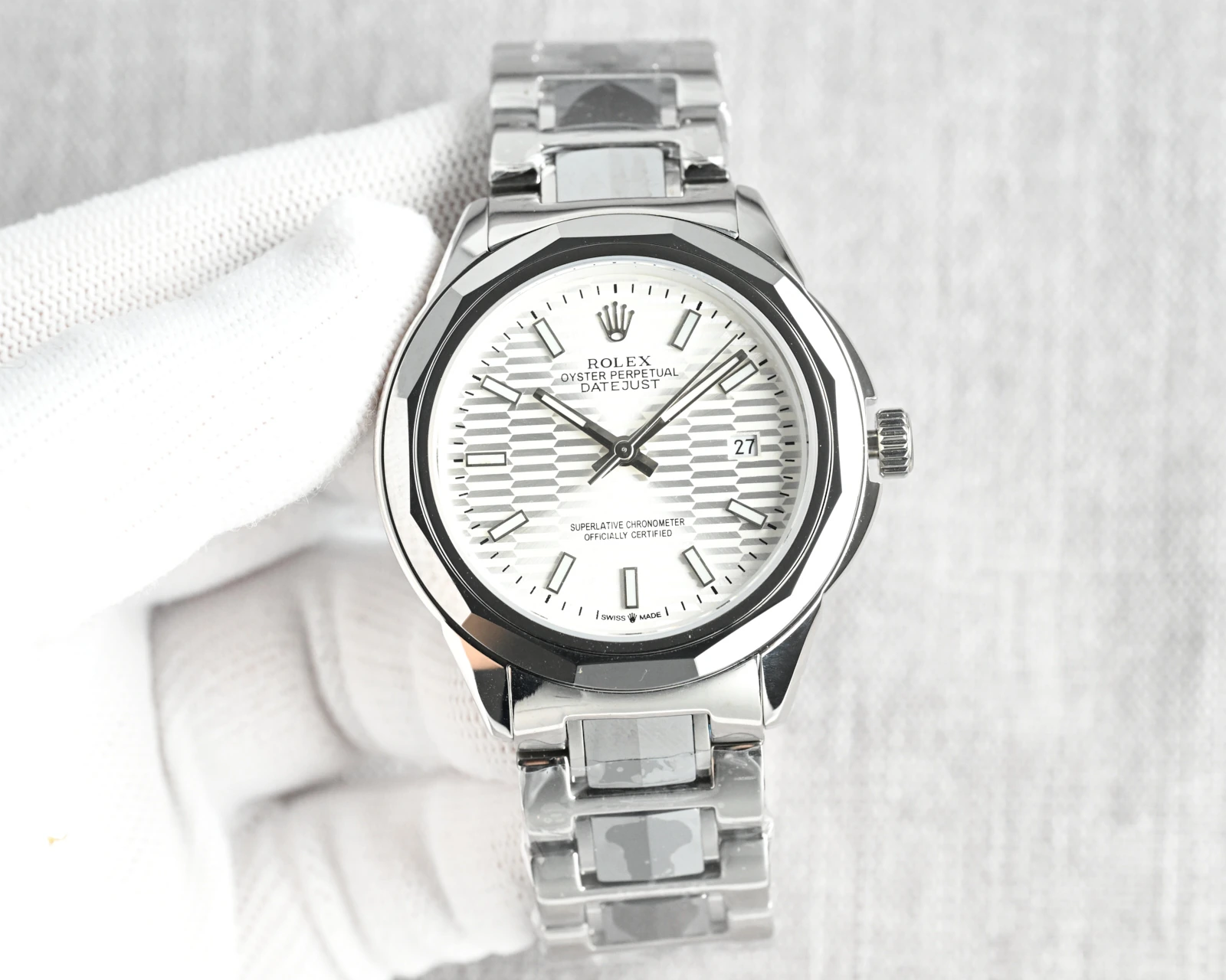 Rolex(ロレックス)。メンズ、316Lステンレススチール、サファイアクリスタル、機械式・ムーブメント 8205、サイズ 42mm。 記載コード:18460 / XT2